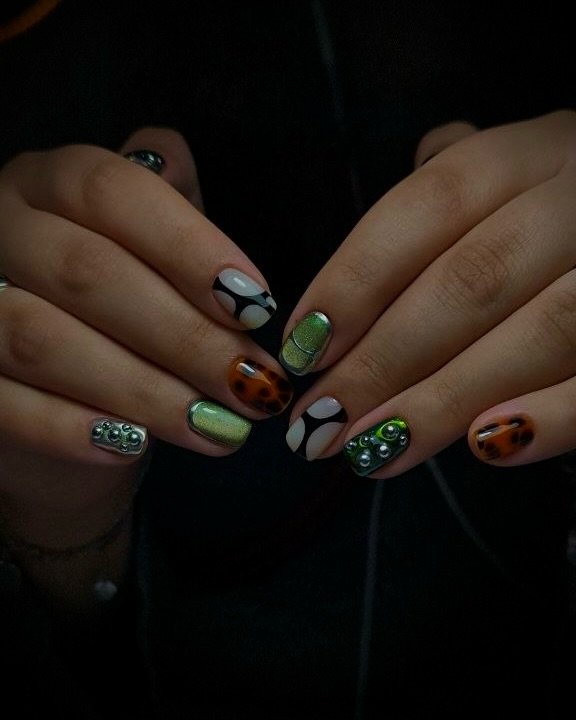 A HOT set 🔥 by #selfish_sasha 

Book for a base service of your choice + category 3 art to get this look 🍹💦

#nailartlondon #selfishlondon