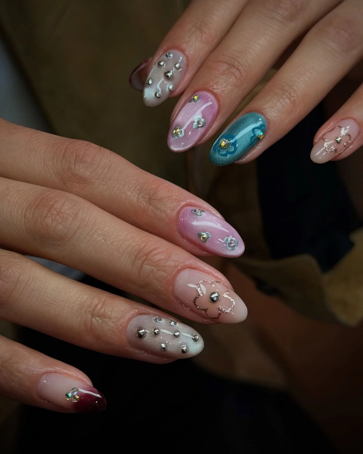 This flower and cat eye combo is the dreamiest ☁️🌸💦. 

BIAB &amp; manicure by #selfish_anastasia
Design by #selfish_hathi 

#koreannailart