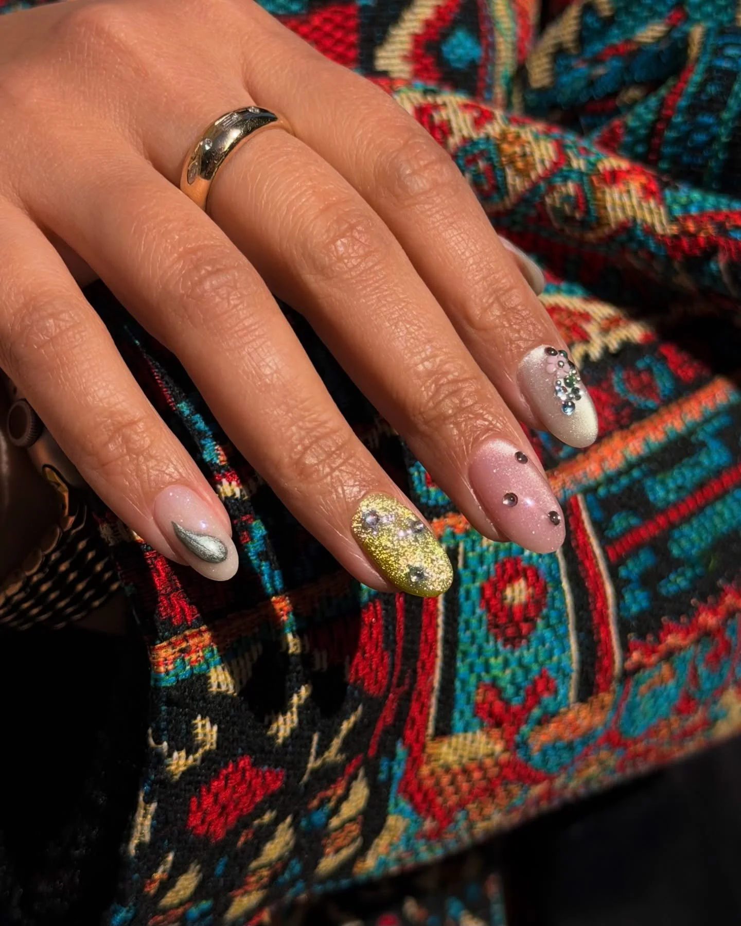 Start your bank holiday in style with a mix&rsquo;n&rsquo;match cat eye set 🐰🌸🧁.
Book for category 3 to get this look. 
BIAB + art by #selfish_anastasia using @sissiofficial_ 

#cateyenails💅 #selfish_london