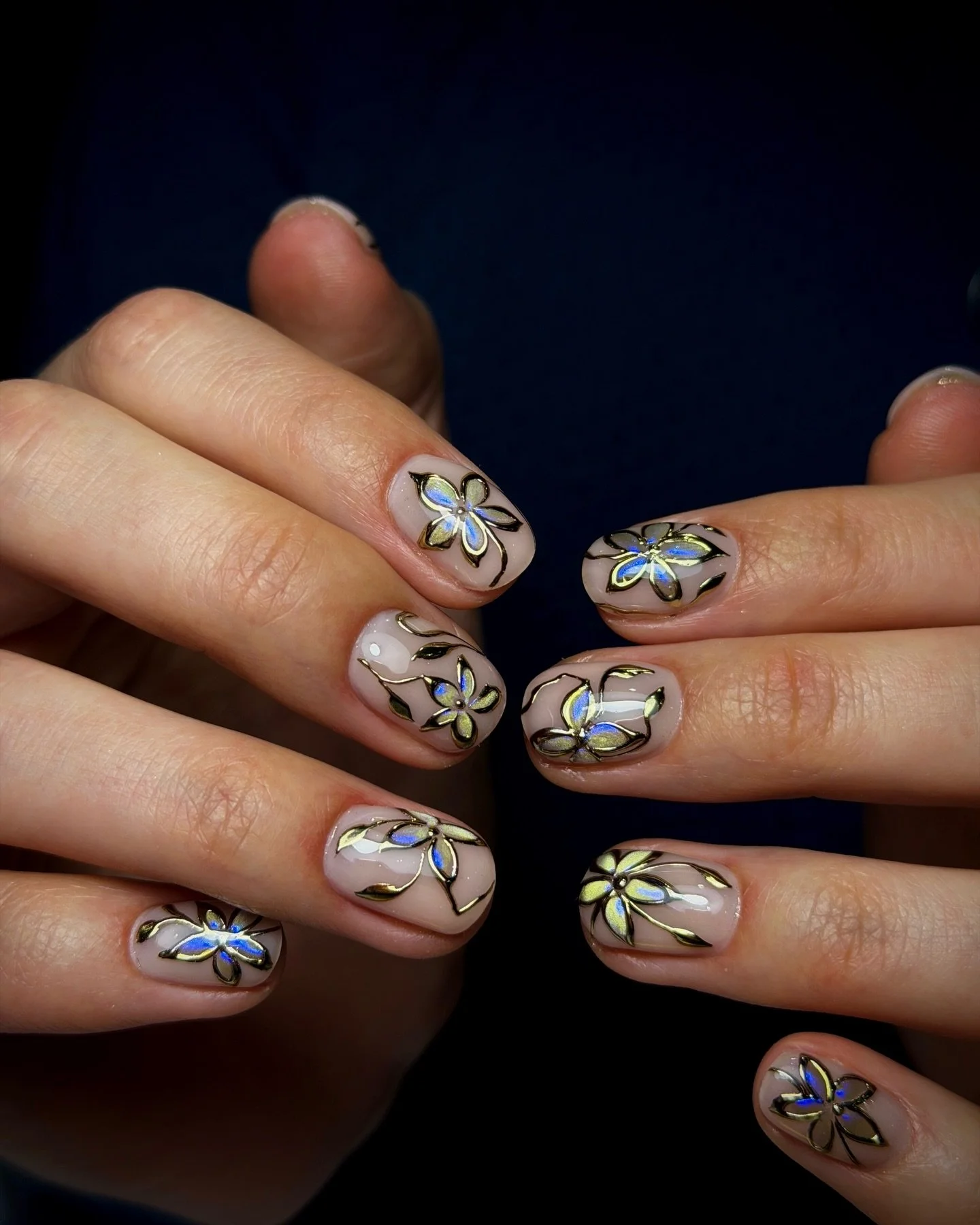 A work of art by #selfish_irina for the beautiful Victoria✨👩&zwj;🎨 

Book for category 4 to get this look. 

SISSI black paste used for chrome details. 

#nailartlondon #selfish_london