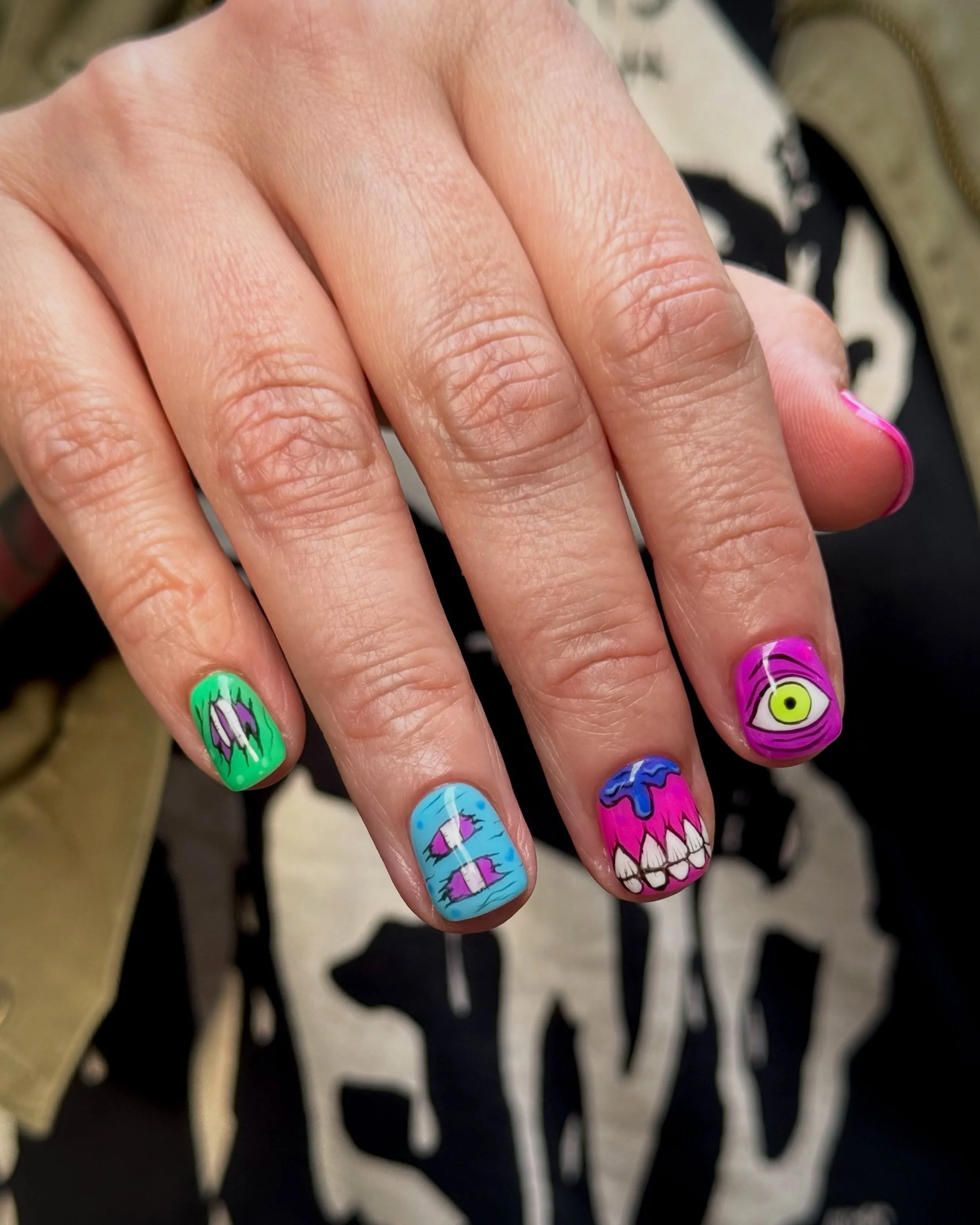 🧠🧌🦷🦠👁️🧪🪬😵&zwj;💫🩸🧟

What to book? Gel manicure + category 4 art. 
By Hathi ✨

#halloweennails #mosternails #shortnails #selfish_london #biablondon