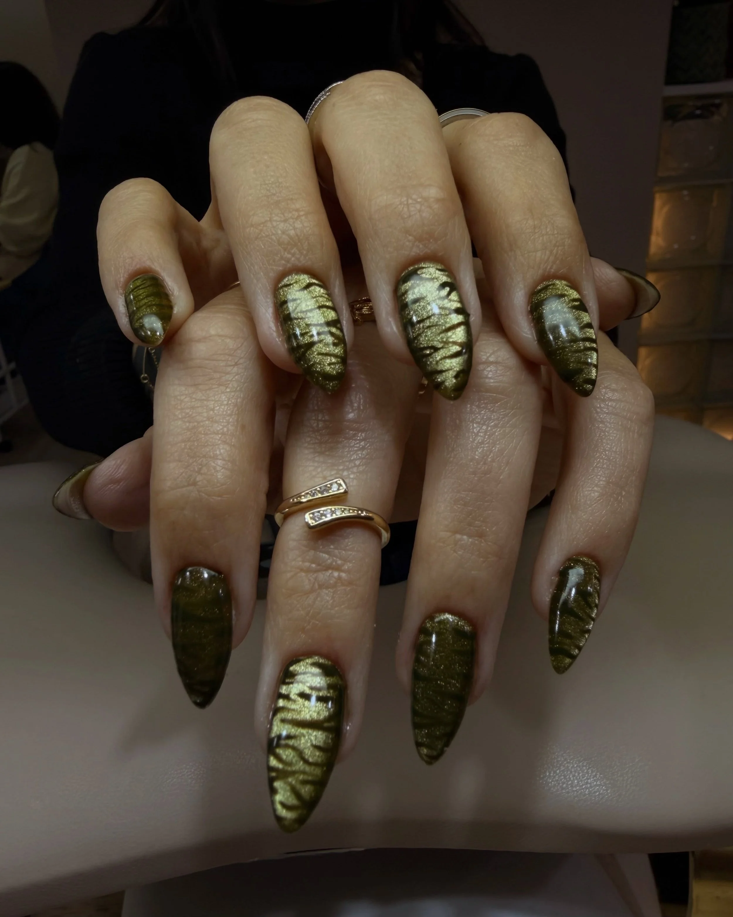 Claws 🐯✨

By Helly 

What to book? BIAB manicure + category 3 🧙&zwj;♀️

#cateyenails #biabmanicirelondon #animalprintnails #nailartshoreditch #russianmanicurelondon