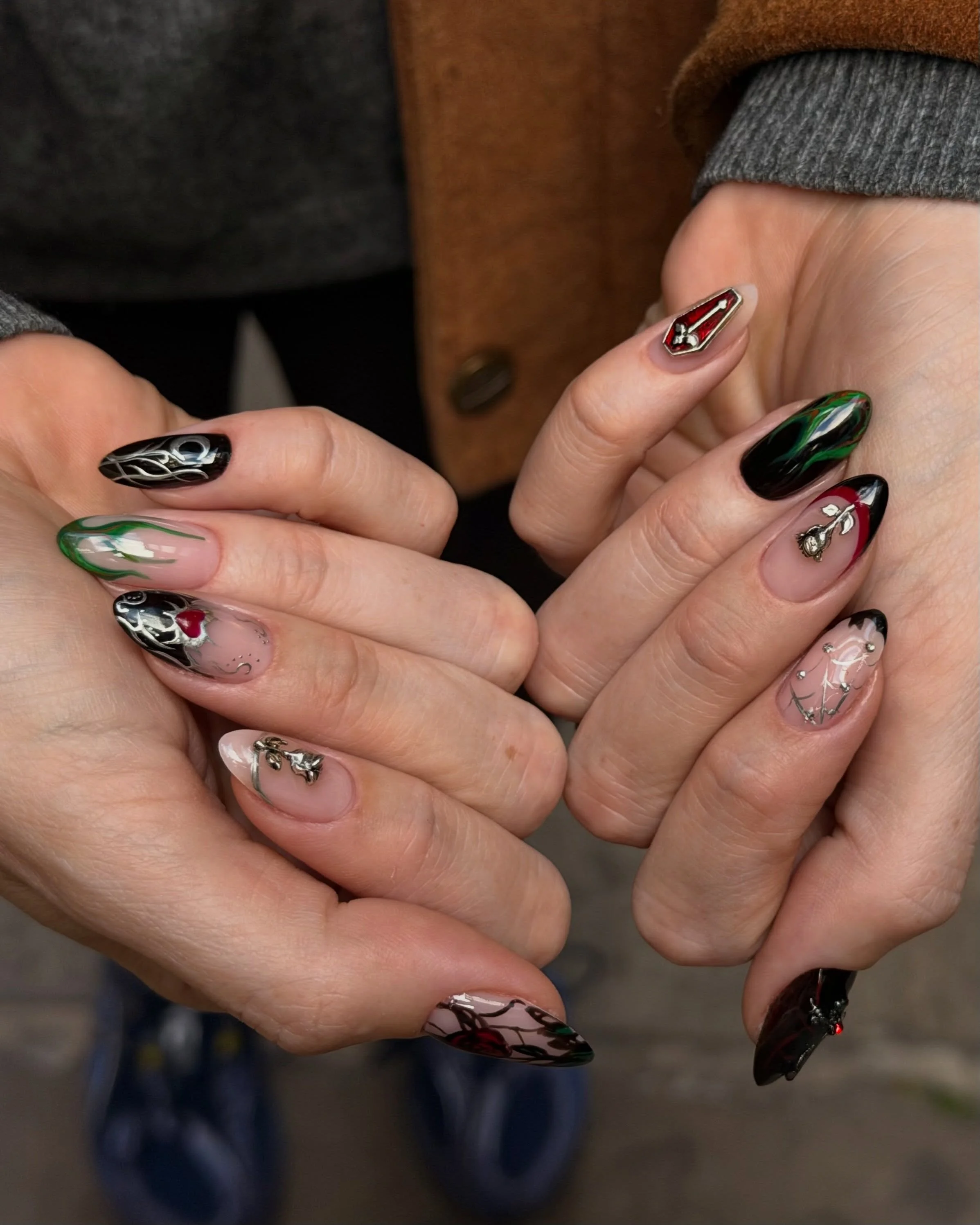 halloween vibes ⚔️🔥🪦🥀💔⛓️&zwj;💥

By Anastasia 

What to book? Hard Gel Nail Extensions + Category 3 art 

#halloweennails #nailextensionslondon #spookynails #selfish_london