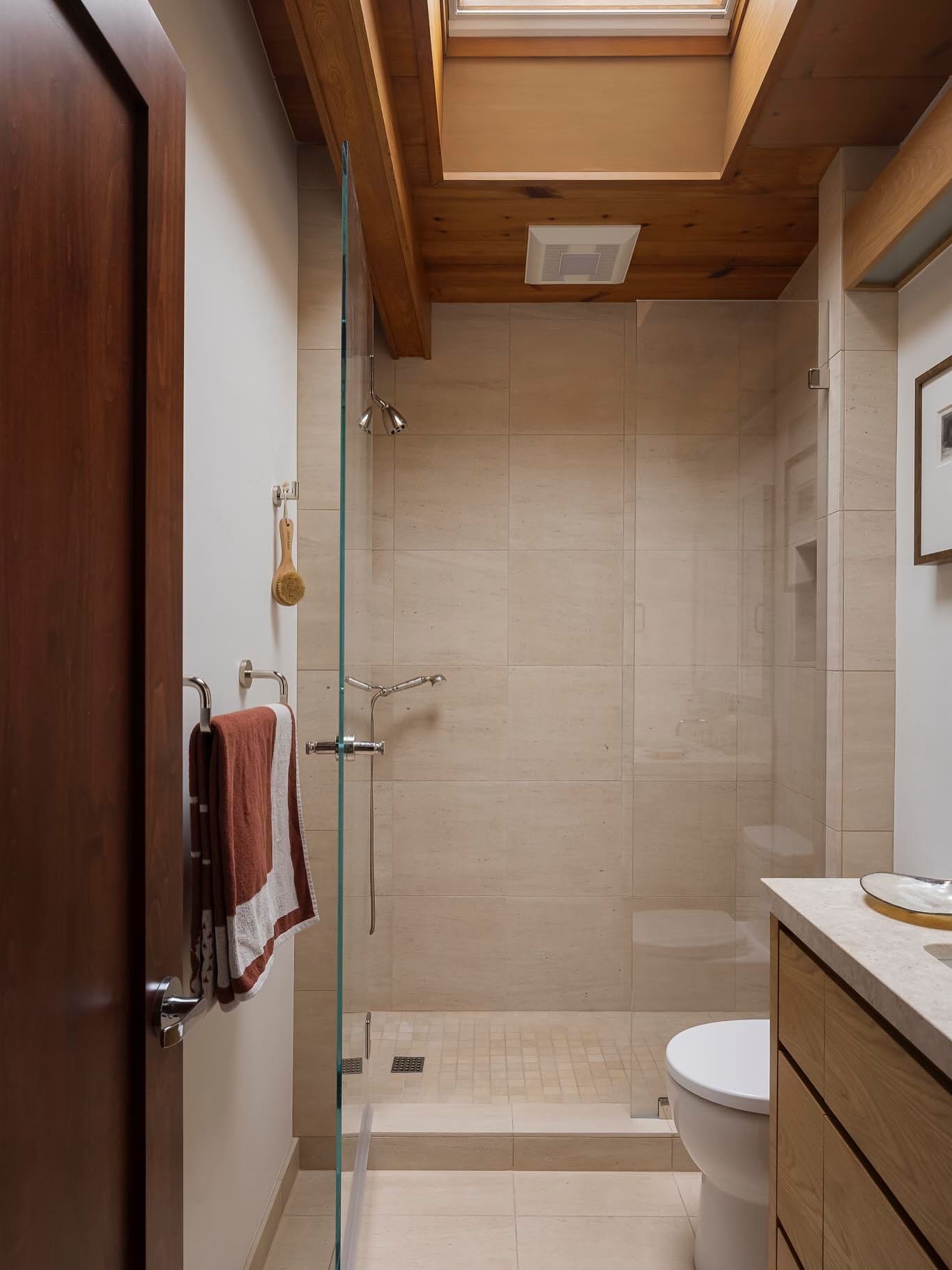 Second Guest Bathroom at the Stratford project. 
Cardiff, CA 2024.
Architecture by Shanna Kellogg. Interior Design by House of Heacock.
Photography @olliepaterson_pics