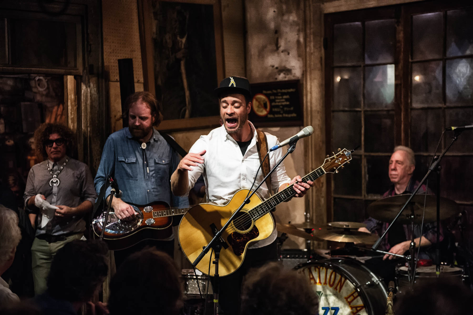 Amos Lee. Photo courtesy of Marc Millman