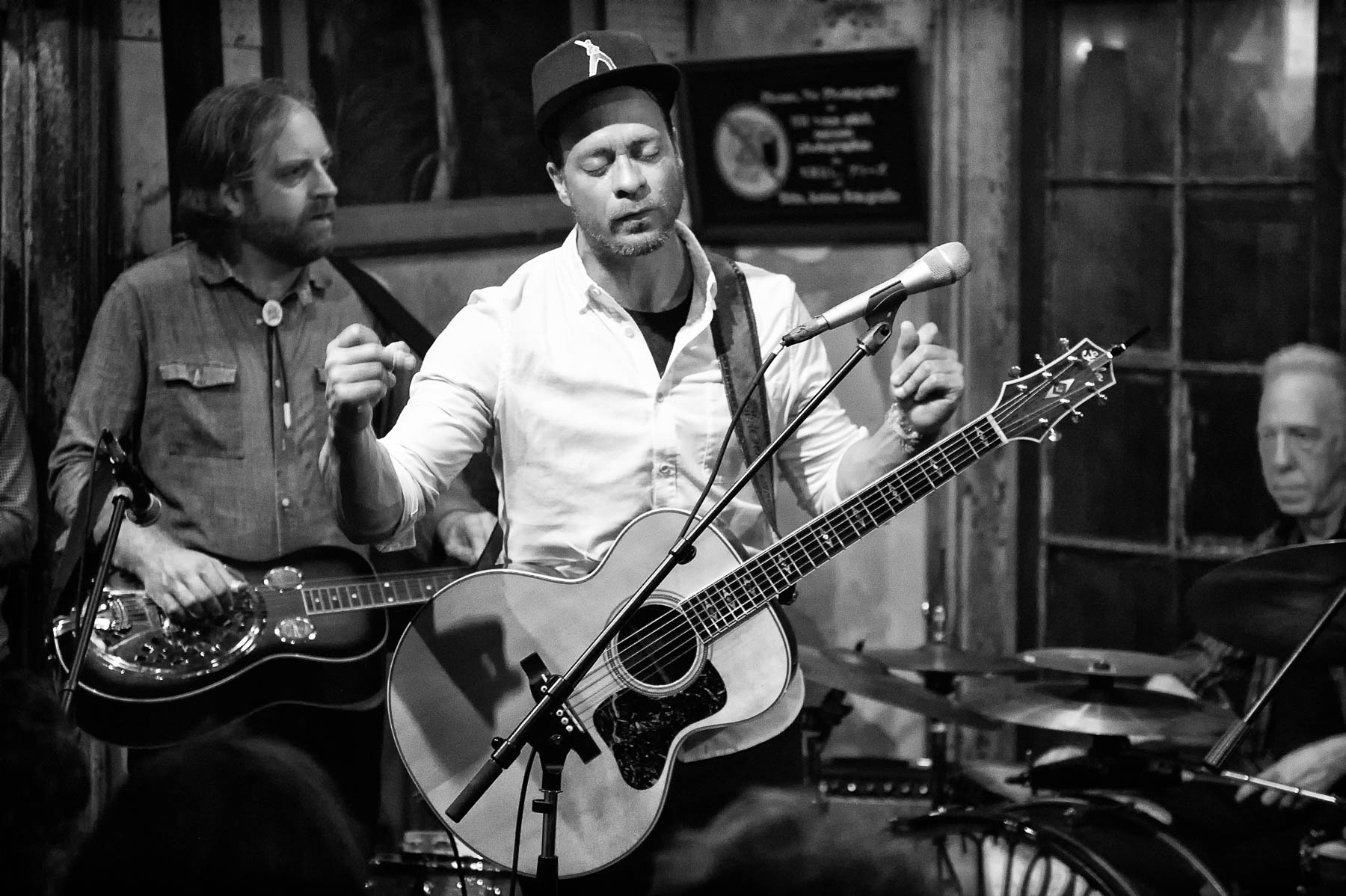 Amos Lee. Photo courtesy of Marc Millman