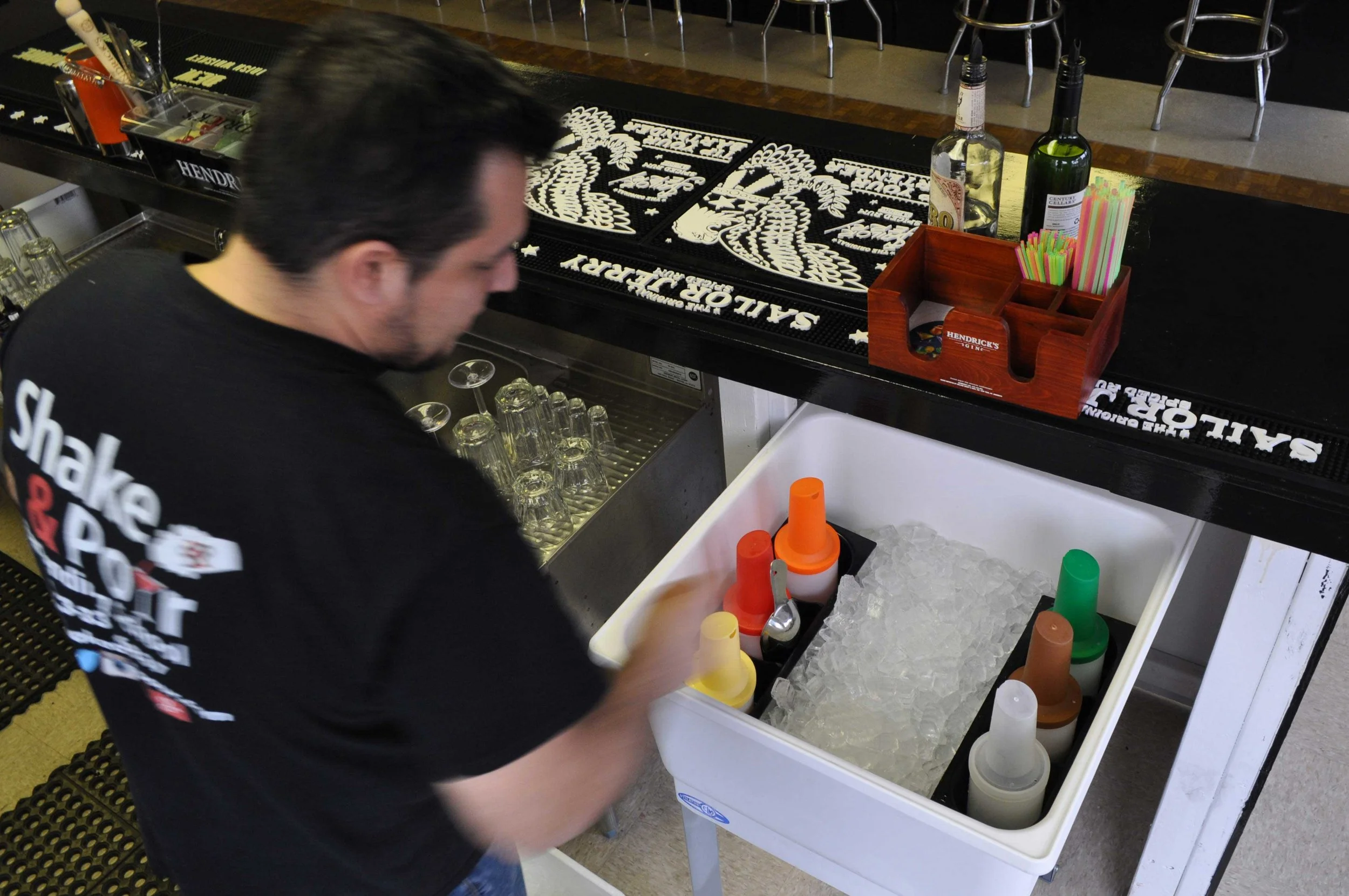 Modern Fully Equipped Bar