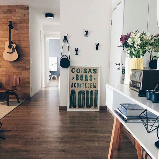 Eye spy Buddy Hook crawling up the wall.
📷: @apartamento_203
#umbra #regram #decor #interiordesign #interiors #housegoals