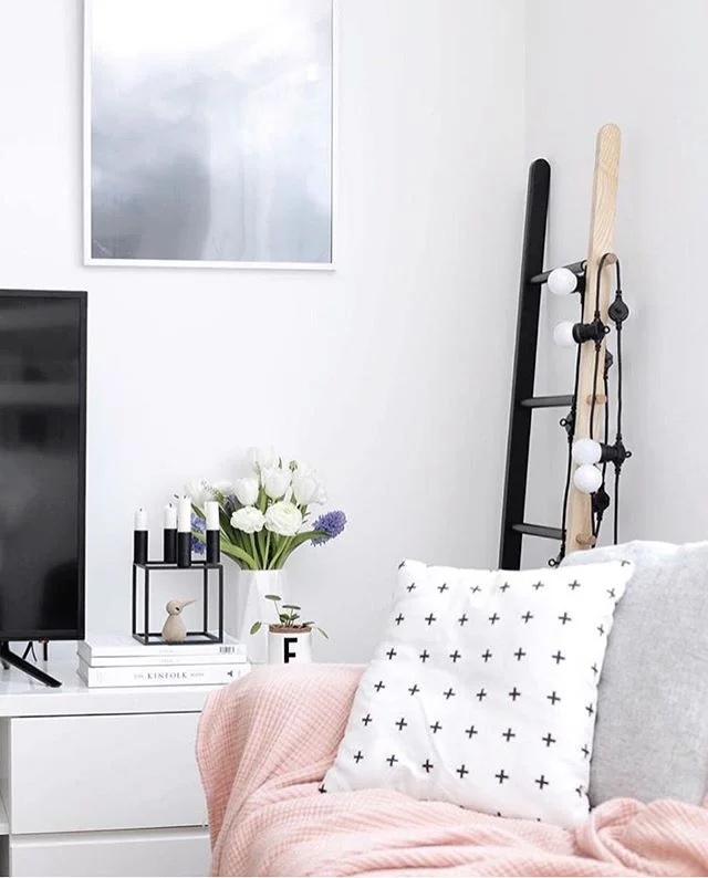 In the background but not forgotten, Hub Ladder adds to this room's modern simplicity. Thanks for sharing your beautiful space @theurbanquarters! #umbra #hubladder #interiordecor #decorinspo #homedecor #decor