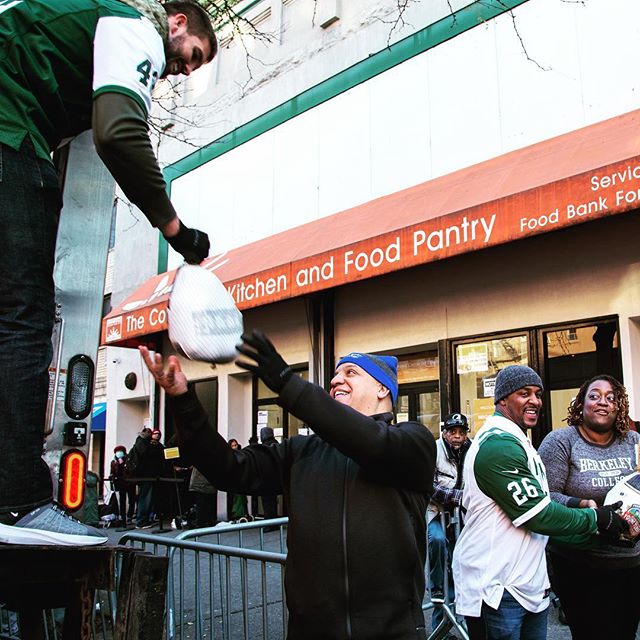 an absolute pleasure to work at the harlem @foodbank4nyc yesterday alongside the @nyjets &amp; @berkeleycollege. thanks to everyone for coming out to volunteer in our community!