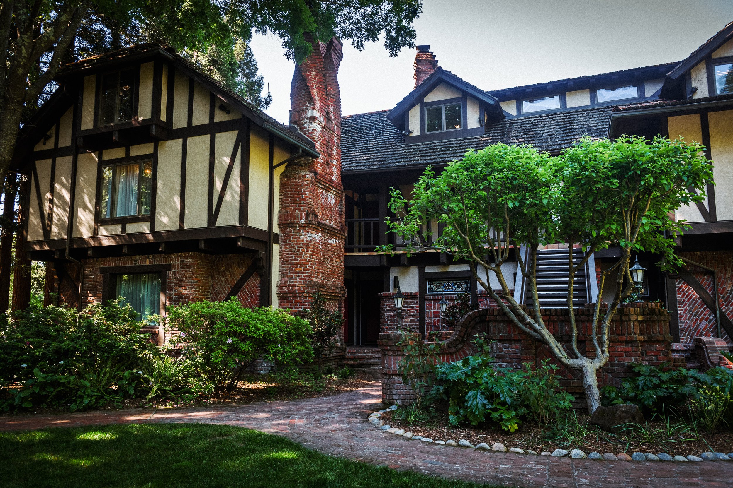 Exterior of Harvest Inn in St. Helena.