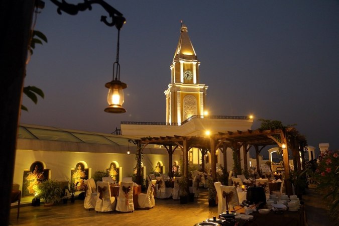 ROOFTOP RESTURANT AT NIGHT_806084f02620d33badf7685cb5a960d6_featured_v2.jpg