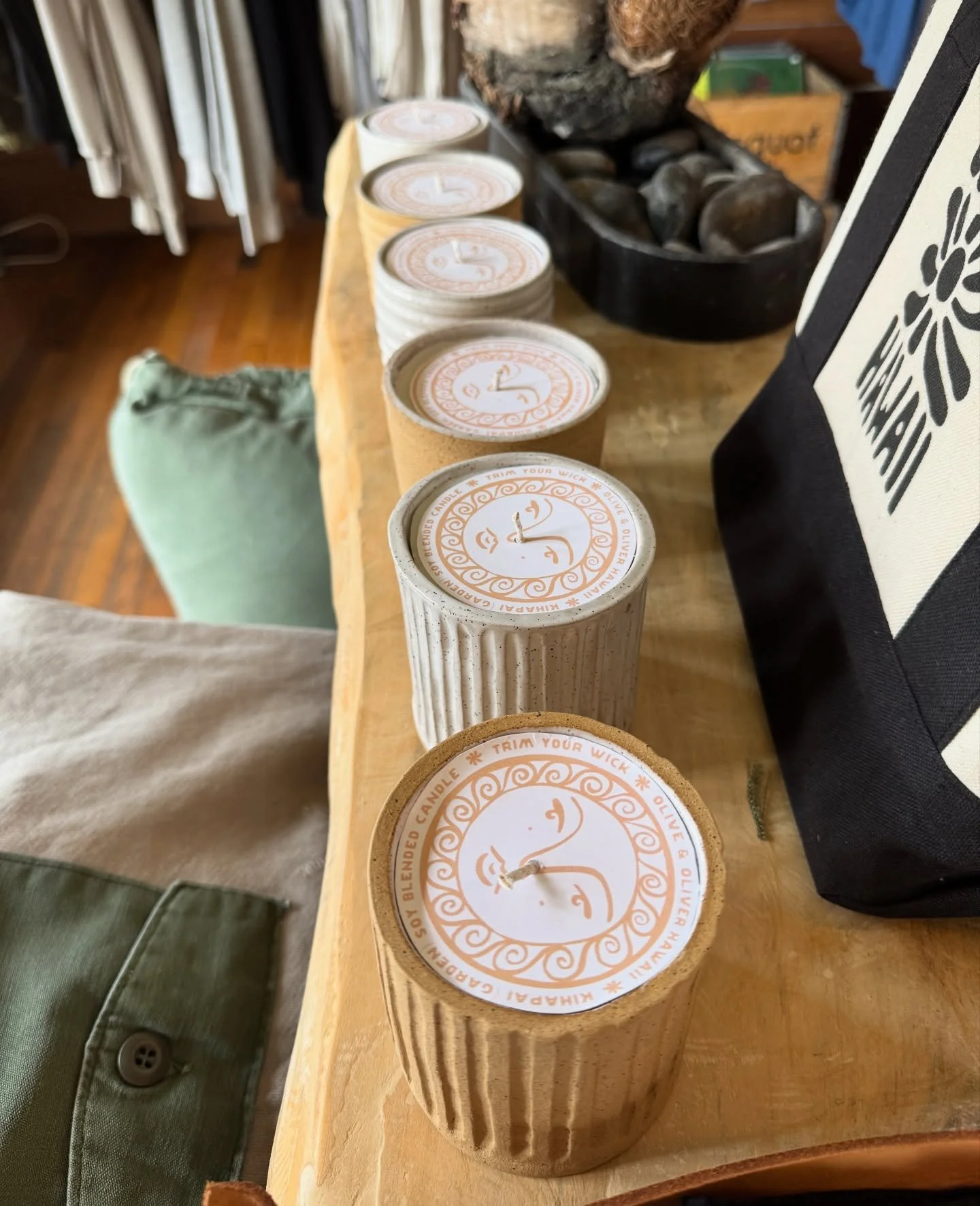 RESTOCK!  Our Kihapai Garden Candles are back!  Ceramic vessels by our dear friends  @coconutgrovemarket &amp; @madebyteriann and poured right here!  Huge mahalos to @welcomestrangerco for the amazing art!

Notes of tomato vine, petrichor, fresh cut 