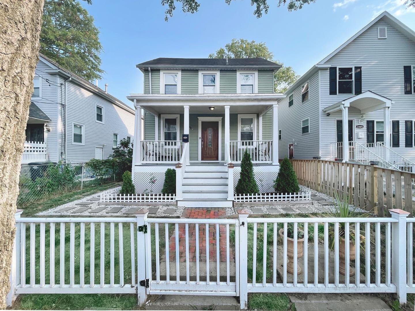 Check out some of the 🔥 shots of our beautiful new short-term rental property @thedcguesthouse brought to you by @kromskyproperties 
&bull;
📸: @kromskydesigns
&bull;
 #RealEstate #House #Home #Property #Design #Furniture #VisitDC #AirBnB #VRBO #Was