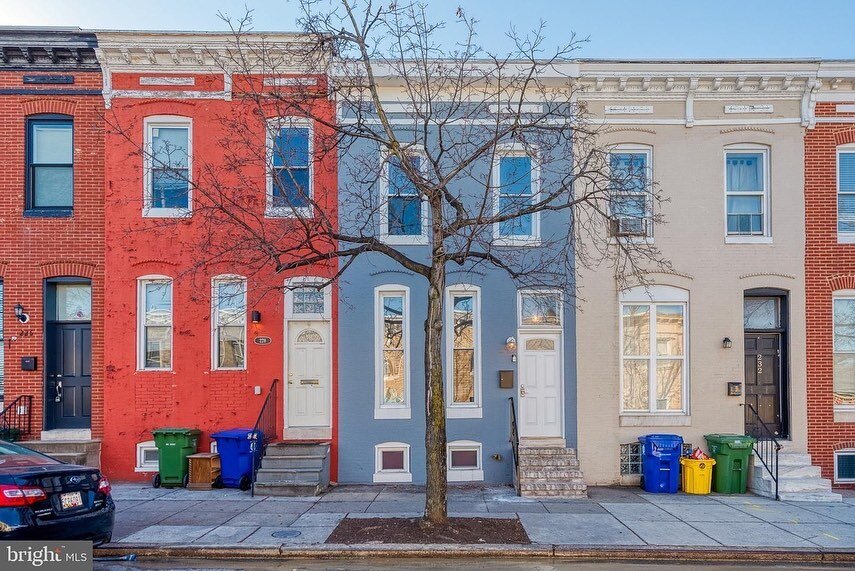 CLOSED! Congratulations to our buyers on the purchase of their first home. Shout out to @olivia_m_stephens for selling our property at ask price in just 4 days on market. 
🛋: @rachelhiwiller @studioastaging
📸: @melstarphoto 
🏡: @unionresidentialin