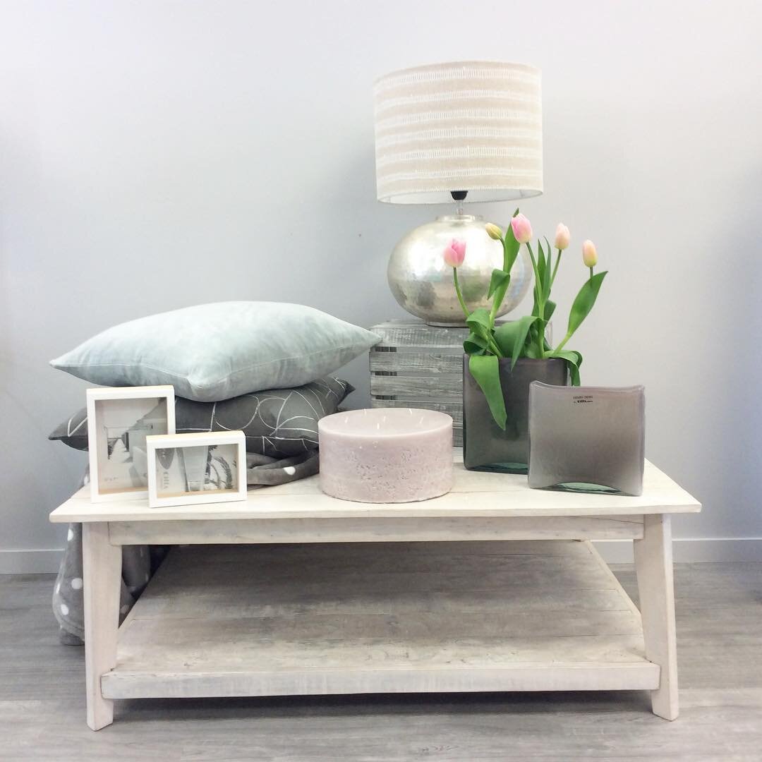 @citta products all set up in springtime fashion. 
________
#citta #moxiniinteriors #cushions #tulips #tulips🌷 #vase #candels