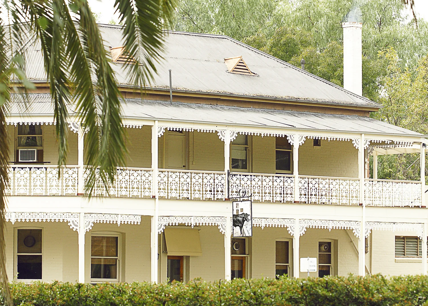 The Seven Creeks Hotel 2 Tarcombe St Euroa Victoria 3666 T (o3) 5795-3034 (11.30 – 11pm daily) E sevencreekshotel@live.com Mon-Wed 11.30am–Late Thu-Sat 11.30am–Late Sun 11.30am–Late