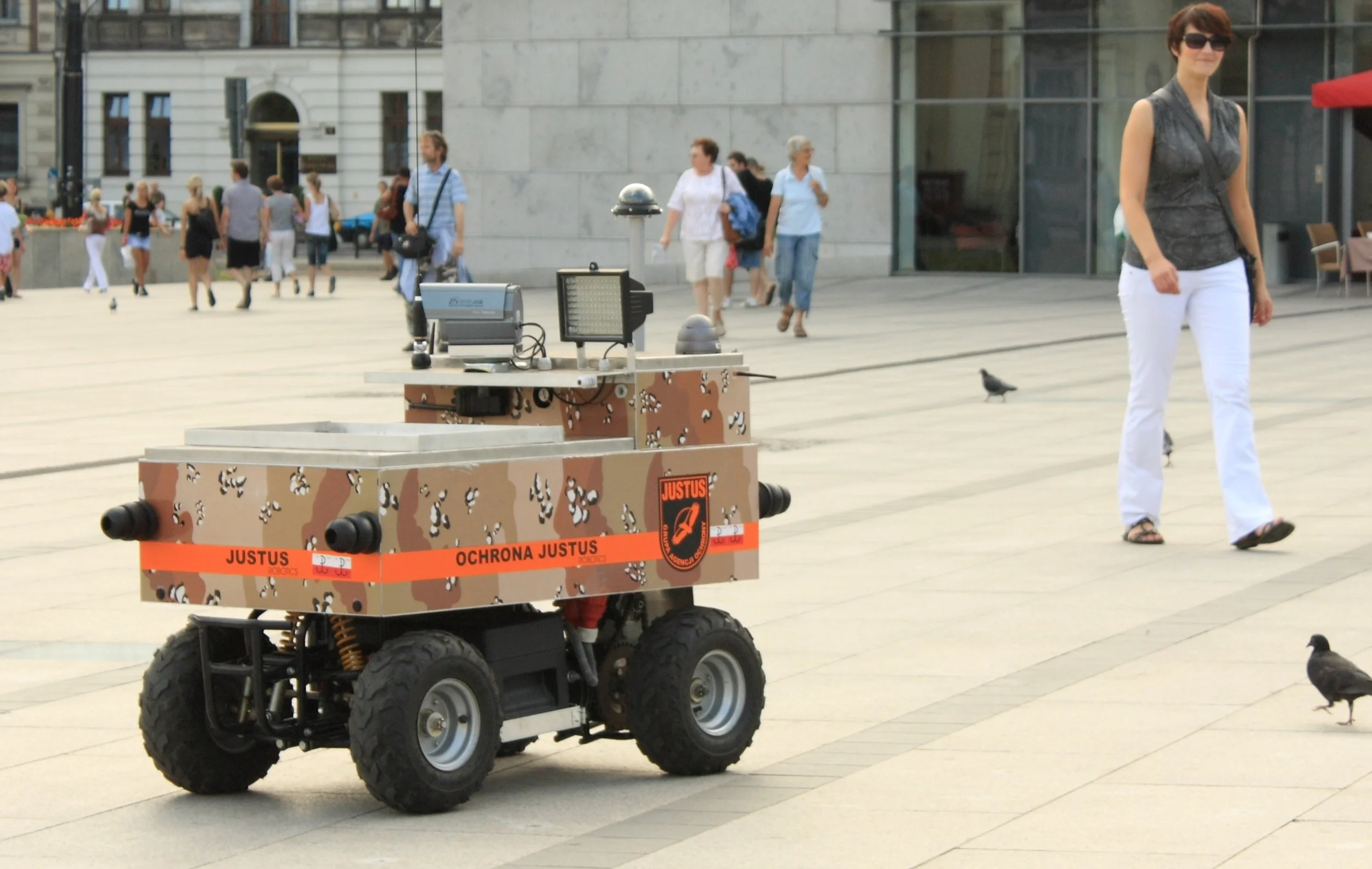' Justus robot in Krakow Poland ', by Matti Paavola ( CC BY-SA 3.0 ), via Wikimedia Commons.