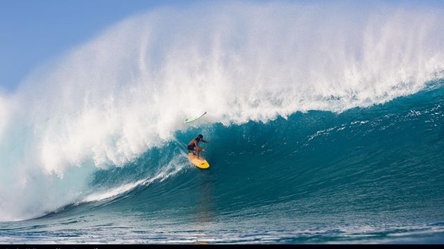 I had no clue until the people who saw this wave where asking me if I was ok, but almost got decapitated by a board yesterday at pipe, my best Christmas present was making it to the beach safe haha :📷 @laserwolf.photo