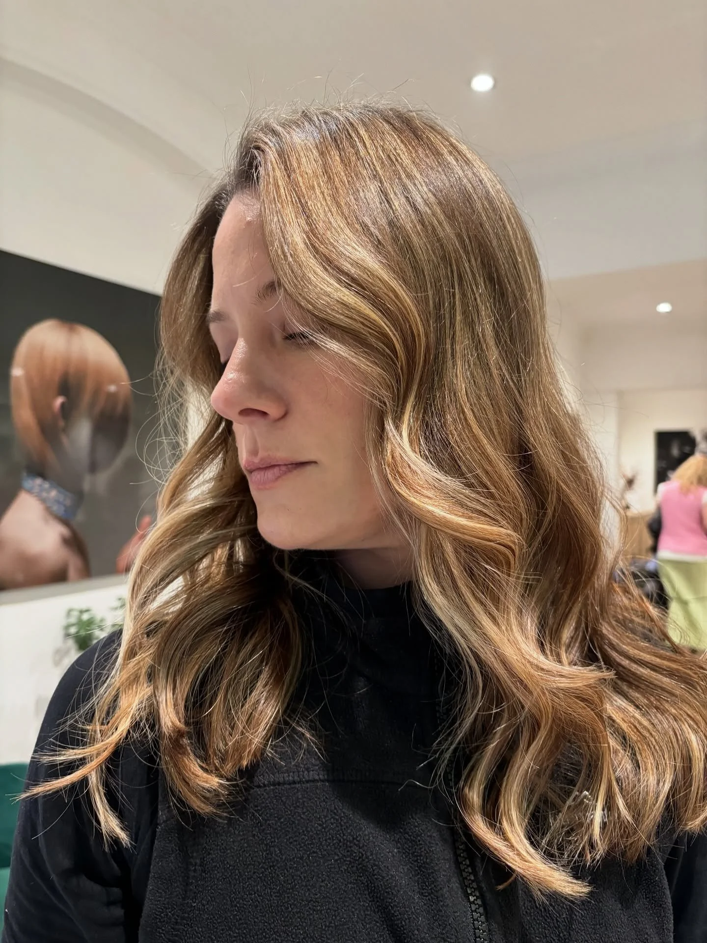 Sometimes all you need is a little sprinkle ✨
.
.
.
.
.
.
.
#balayage #balayageombre #balayagehighlights #balayagehair #balayagespecialist #highlights #blondehighlights #highlightshair #naturalhighlights #caramelhighlights #haircolor #hairdressermagi