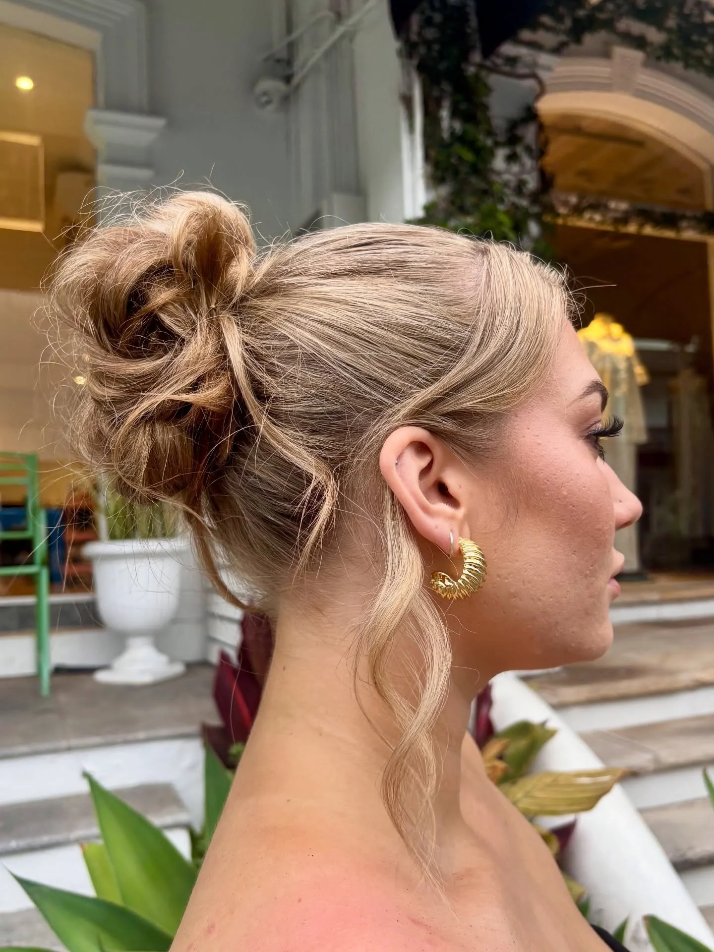 Classic messy bun for any and every occasion ❤️&zwj;🔥 
.
.
.
.
.
.
.
.
#upstyle #upstyles #upstylespecialist balayage #balayagehighlights #balayagehair #balayagespecialist #highlights #blondehighlights #highlightshair #haircolor #hairdressermagic  #