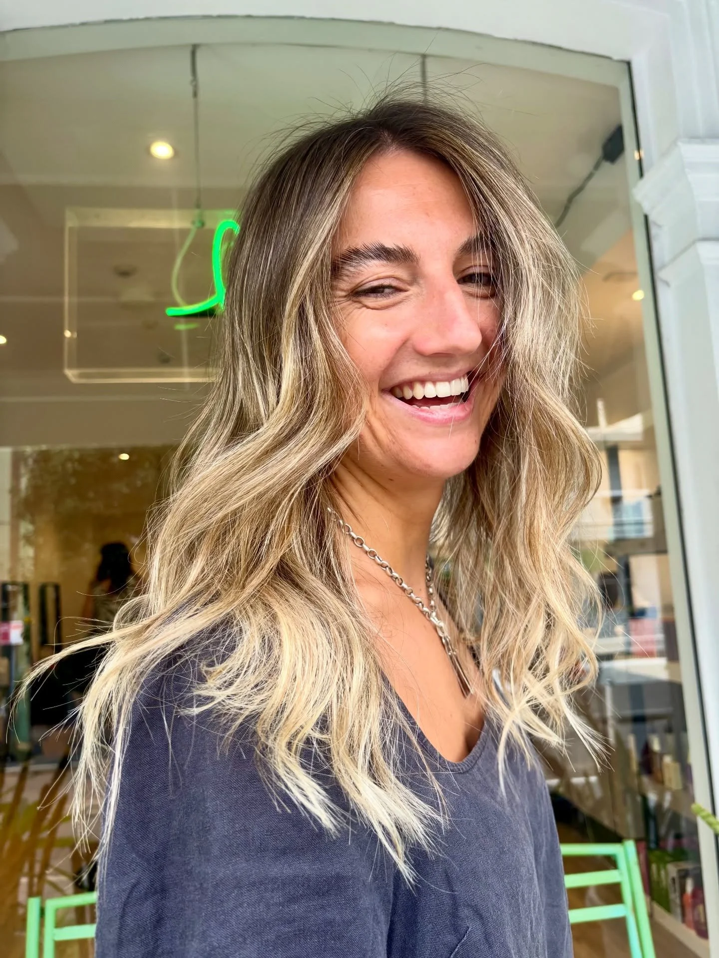 Sun-kissed, seamless, and seriously healthy ✨

This balayage moment is everything! 
Soft ribbons of light and depth that melt effortlessly from root to tip! No harsh lines, no stripes&hellip; just that lived-in glow that grows out beautifully and kee