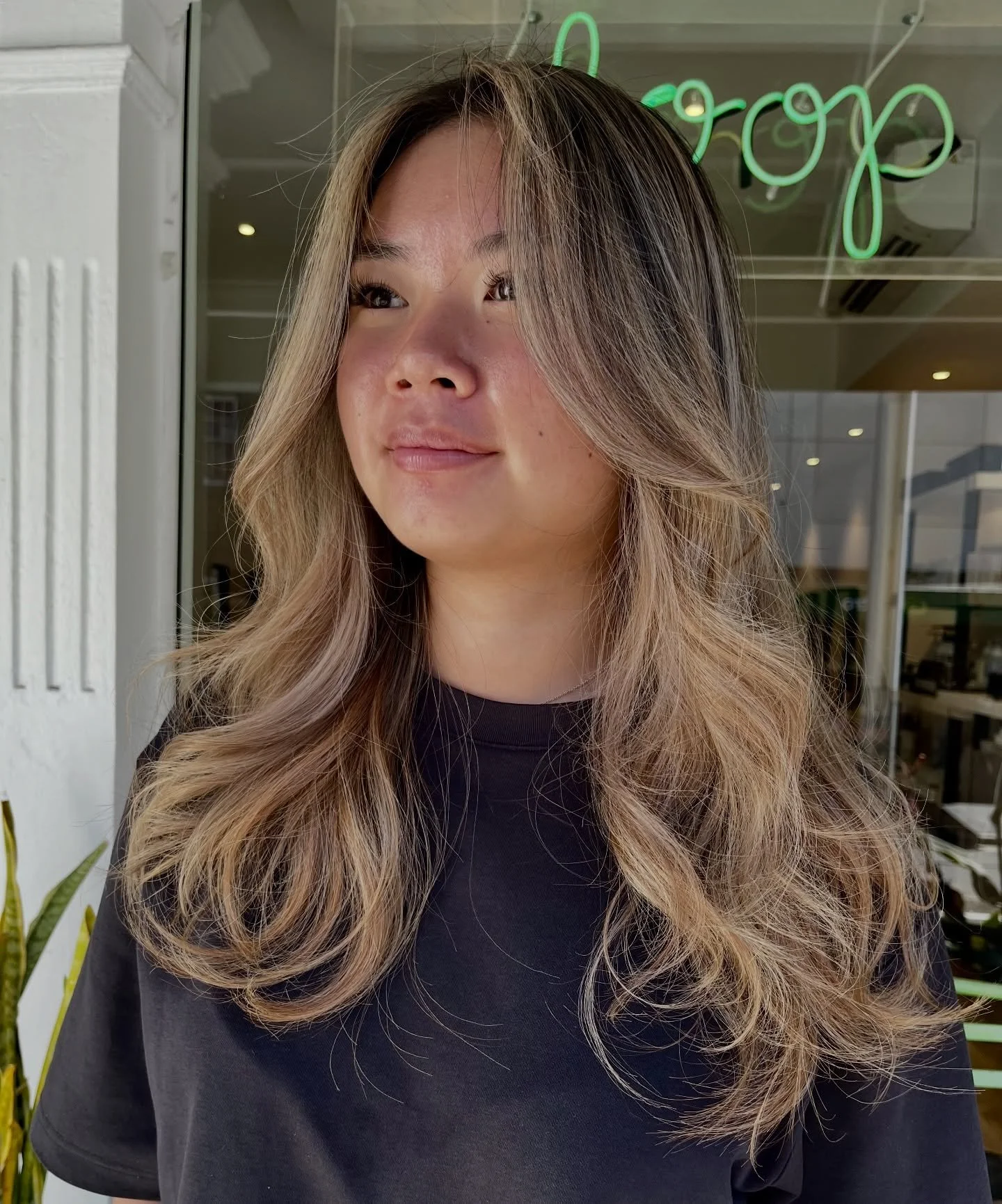 These highlights are all about dimension and light!

Strategically placed to enhance movement, frame the face, and give that fresh, luminous finish without ever looking overdone! 

Whether you love a soft, natural glow or something a little brighter 