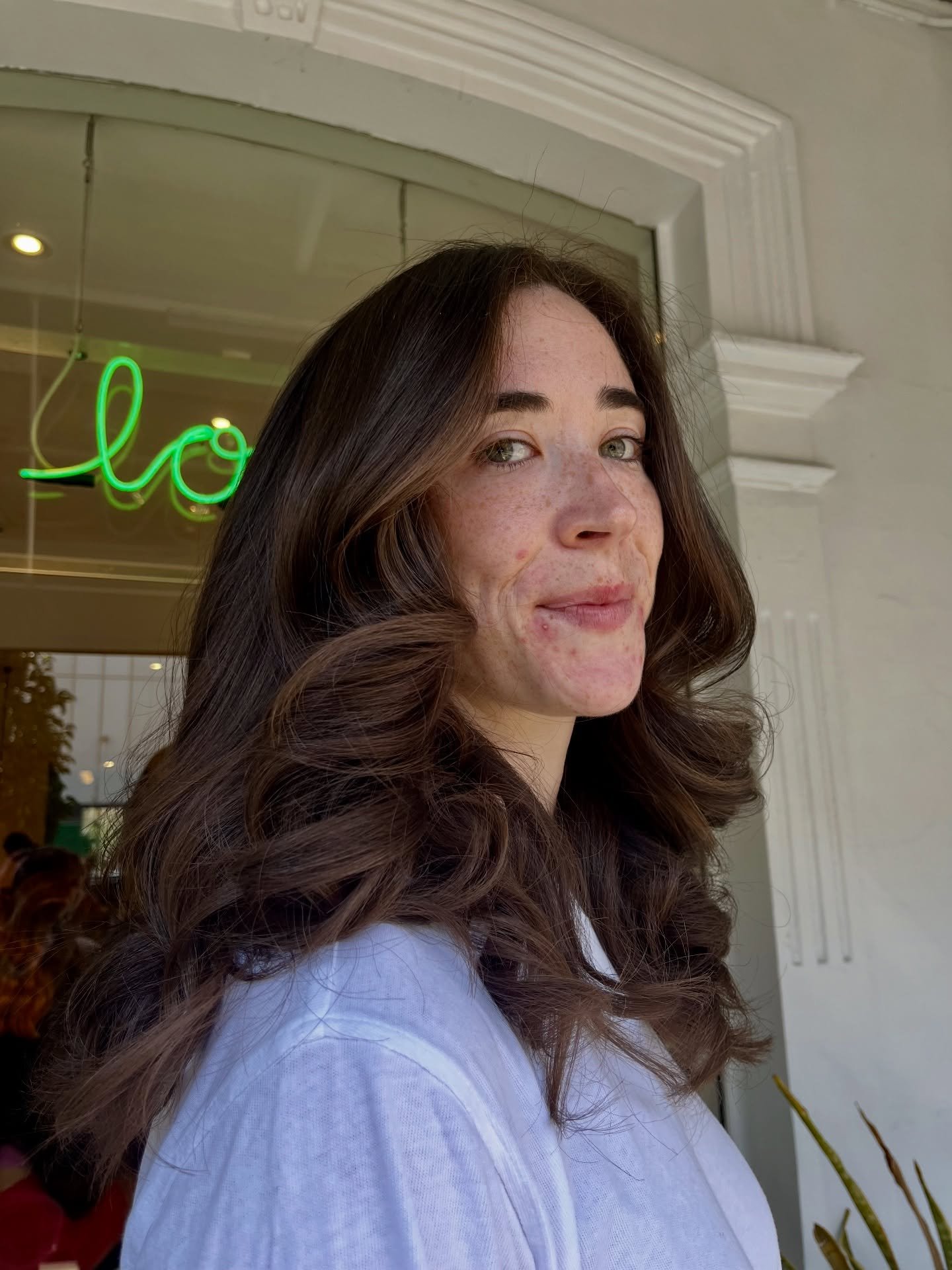 Full and rich curls 🫶🏼 

What to ask for:
&bull; long layer with soft face framing 
&bull; weight taken out of the layers 
&bull; full ends with shape
&bull; soft waves to finish 

.
.
.
.
.
.
.

#haircut #styleaddict #salon #wavyblowdry #freshaird