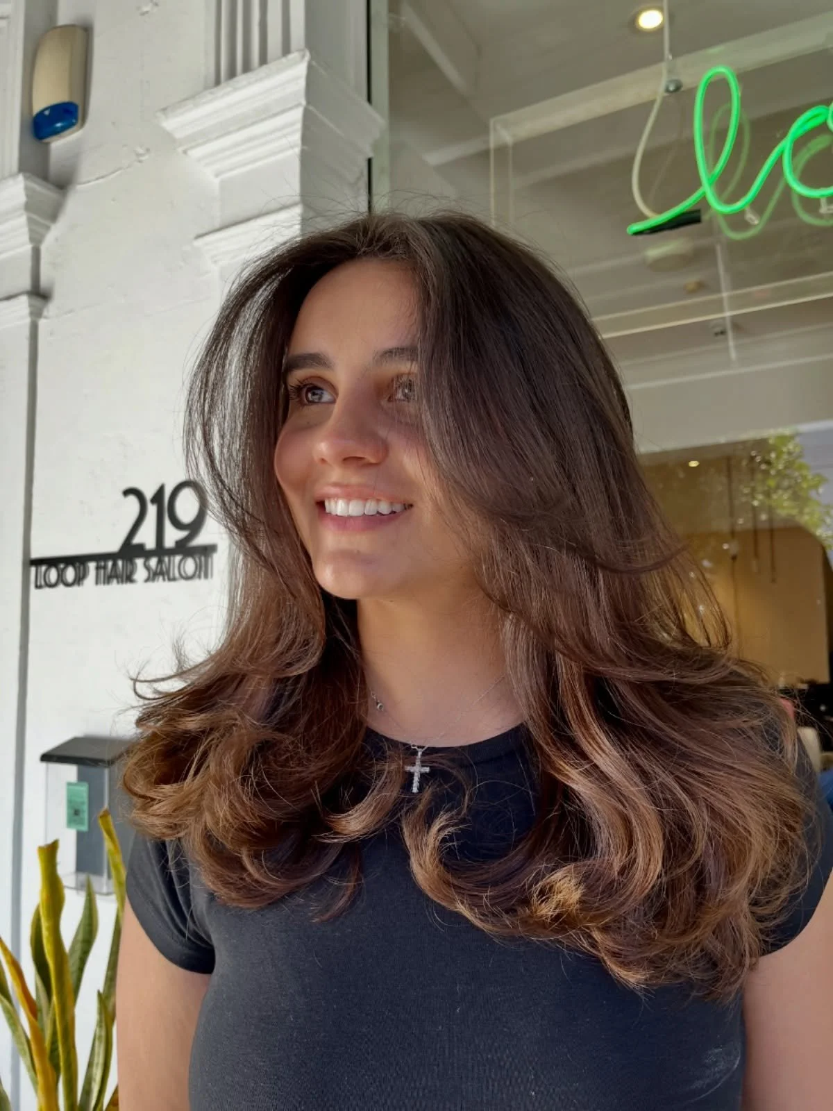 Bouncy with curtain bangs is a must 🫶🏼 

Maintenance cuts are everything. Even if you&rsquo;re growing your hair out, regular trims every 8&ndash;12 weeks help keep the ends strong and prevent that thin, stringy look.
.
.
.
.
.
.
#hairgoals #bouncy