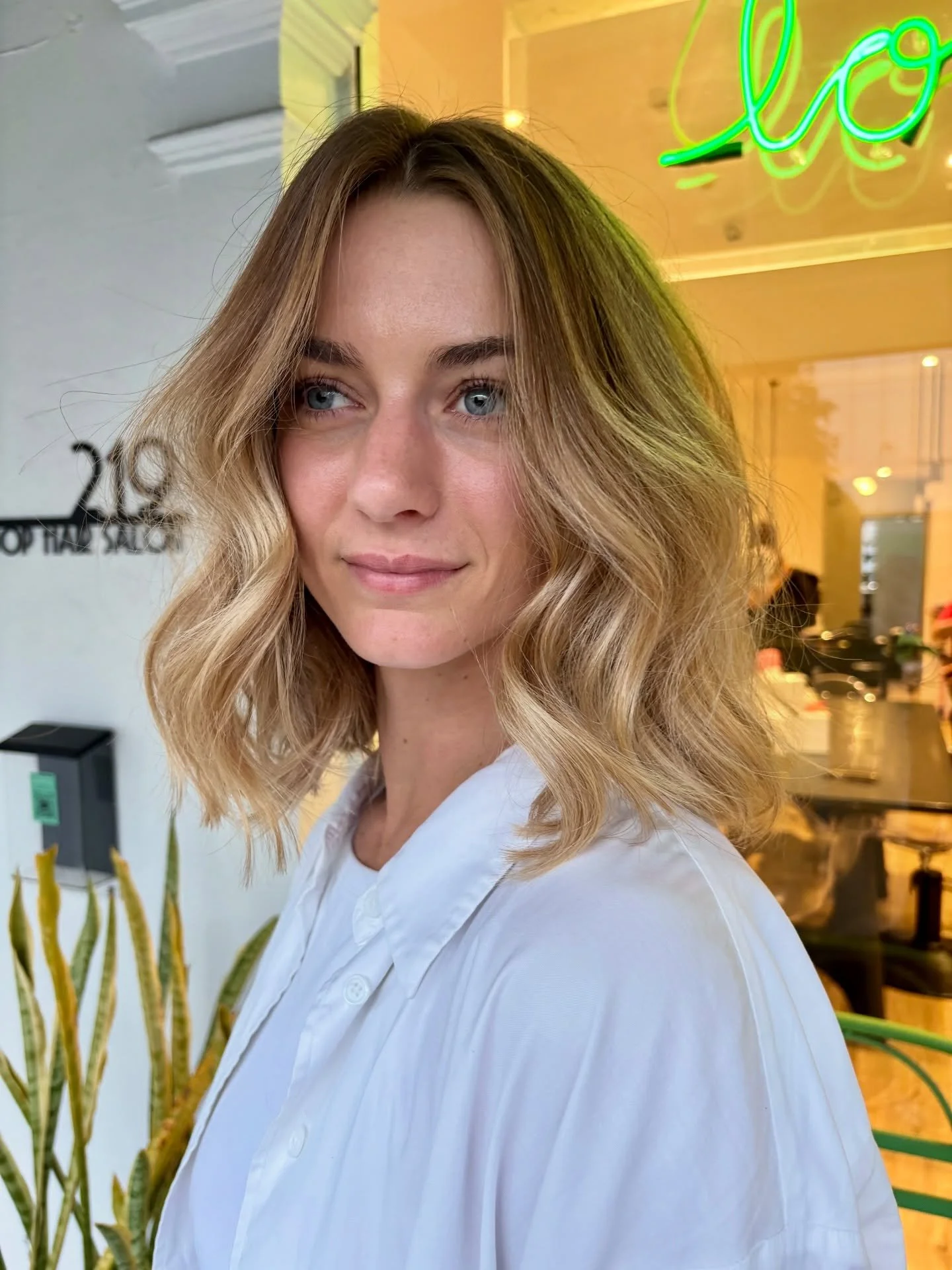 Fresh chop with an effortless style 🙌🏻 

The right cut removes split ends, prevents breakage from traveling up the strand, and instantly makes your hair look fuller, shinier, and more polished!

.
.
.
.
.
.
.
.
.
#haircut #womenscut #hair #wavyhair