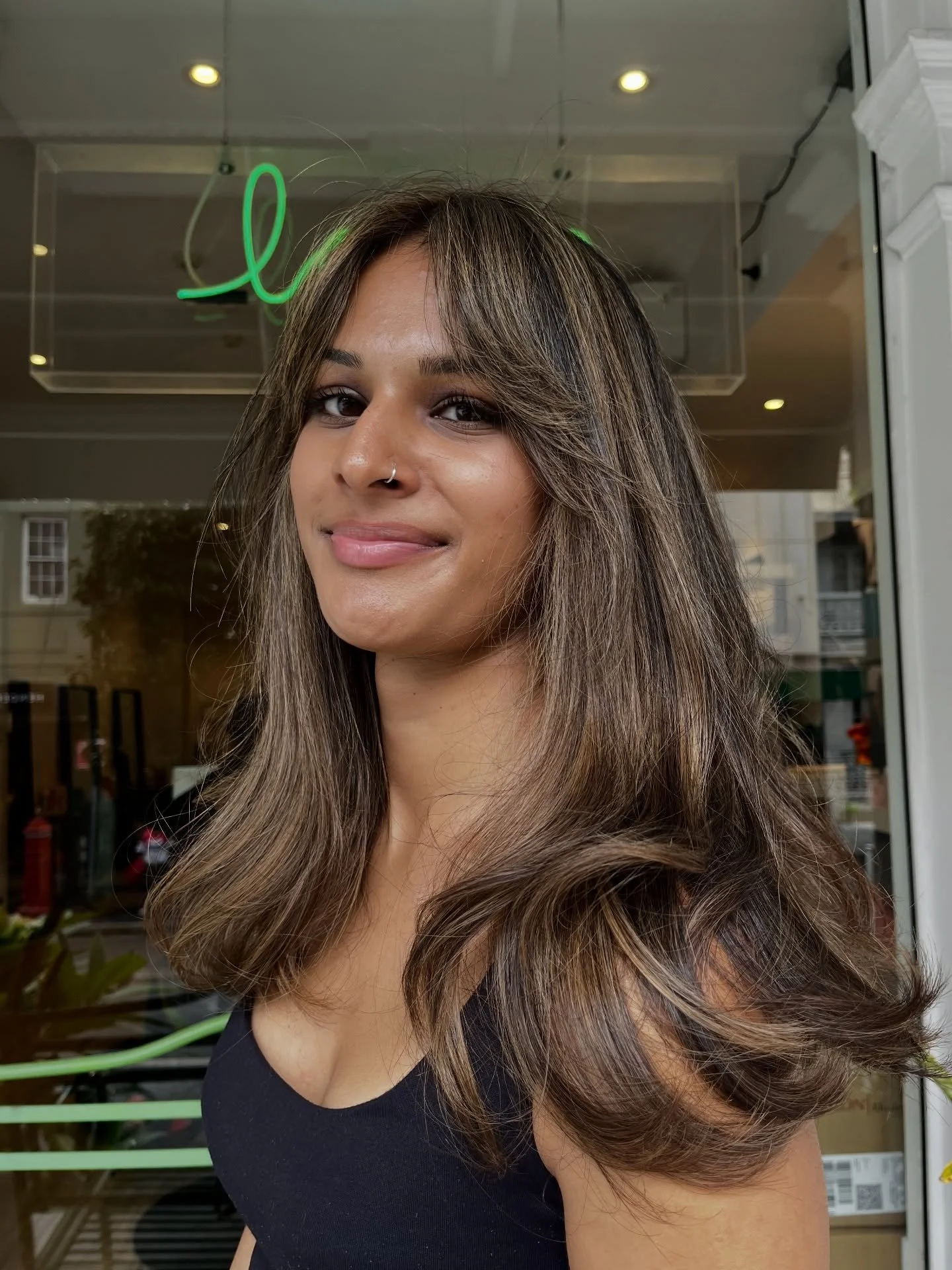 Fresh highlights on a darker base to brighten the face and bring some shine back into the hair! ❤️&zwj;🔥 

Dimensional. Glossy. Healthy. 
.
.
.
.
.
.
.
.
.
.
.
.
#hair #highlights #darkhighlights #blowdry #bouncyblowout