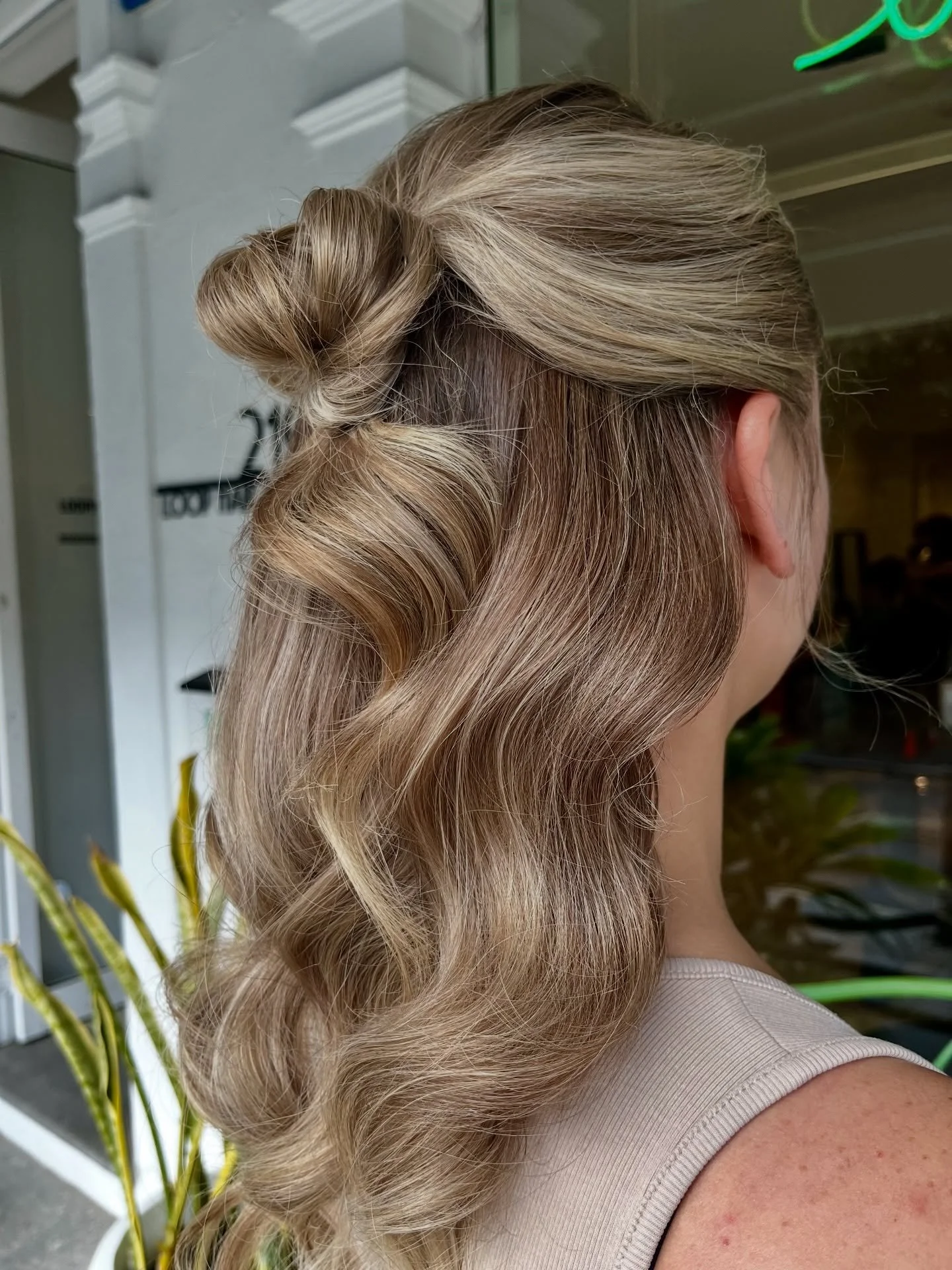 The perfect upstyle does exist 🙌🏻

A simple but stunning half up with curls to match! 
.
.
.
.
.
#upstyle #curls #halfup