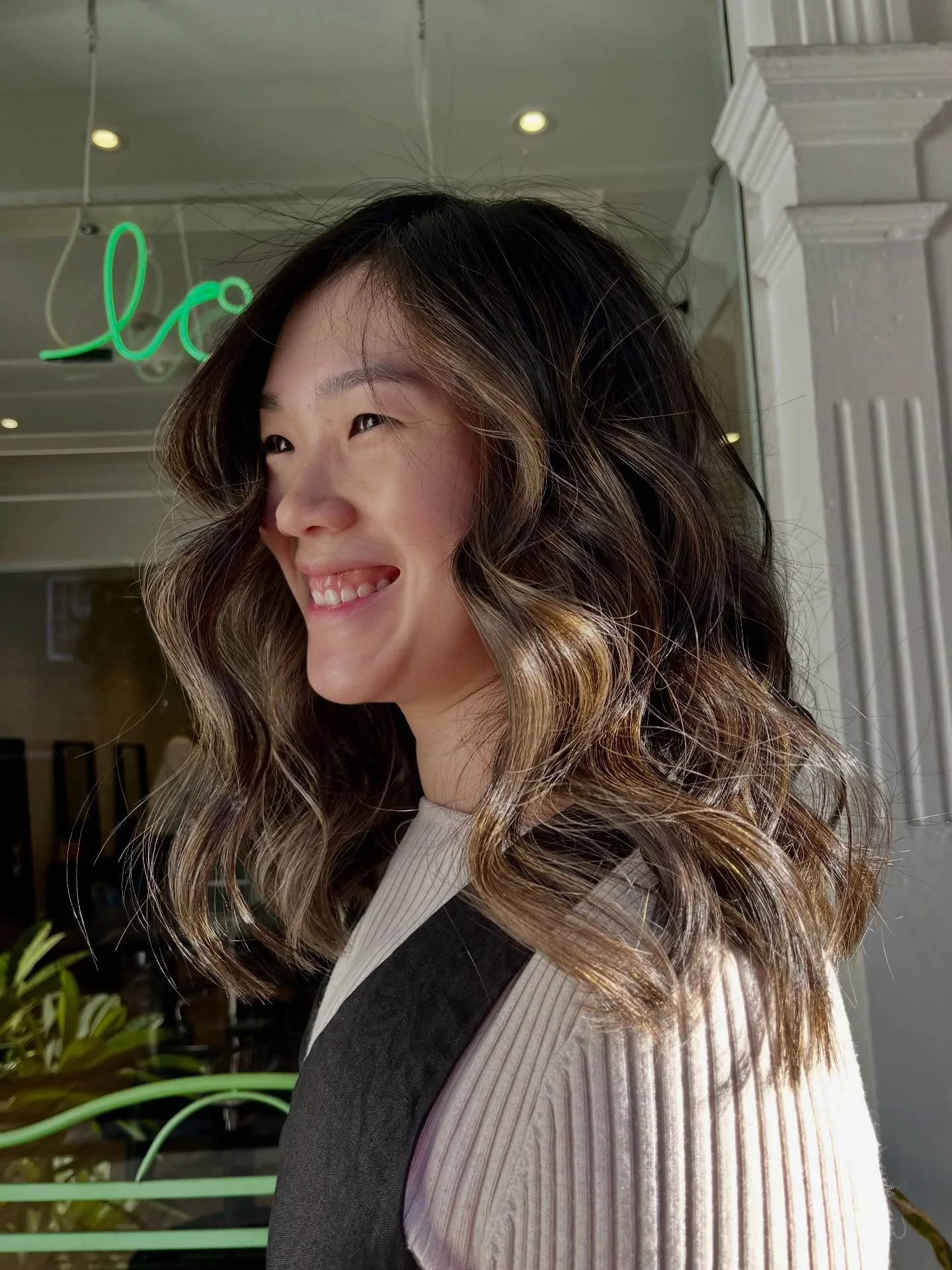 The difference a chop and fresh colour can make! 🔥

Cutting off the length and brightening up can change the way we look at our facial features and enhanced with a few curls to top it off! 
.
.
.
.
.
#freshhair #bigchop #haircut #balayage