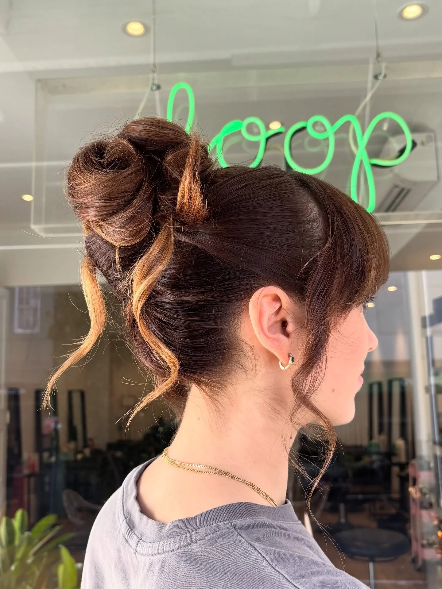 Messy with intention! 

An updo for a special occasion that brings elegance with a modern twist 👀 
.
.
.
.
#upstyle #messybun #updo #formalhair
