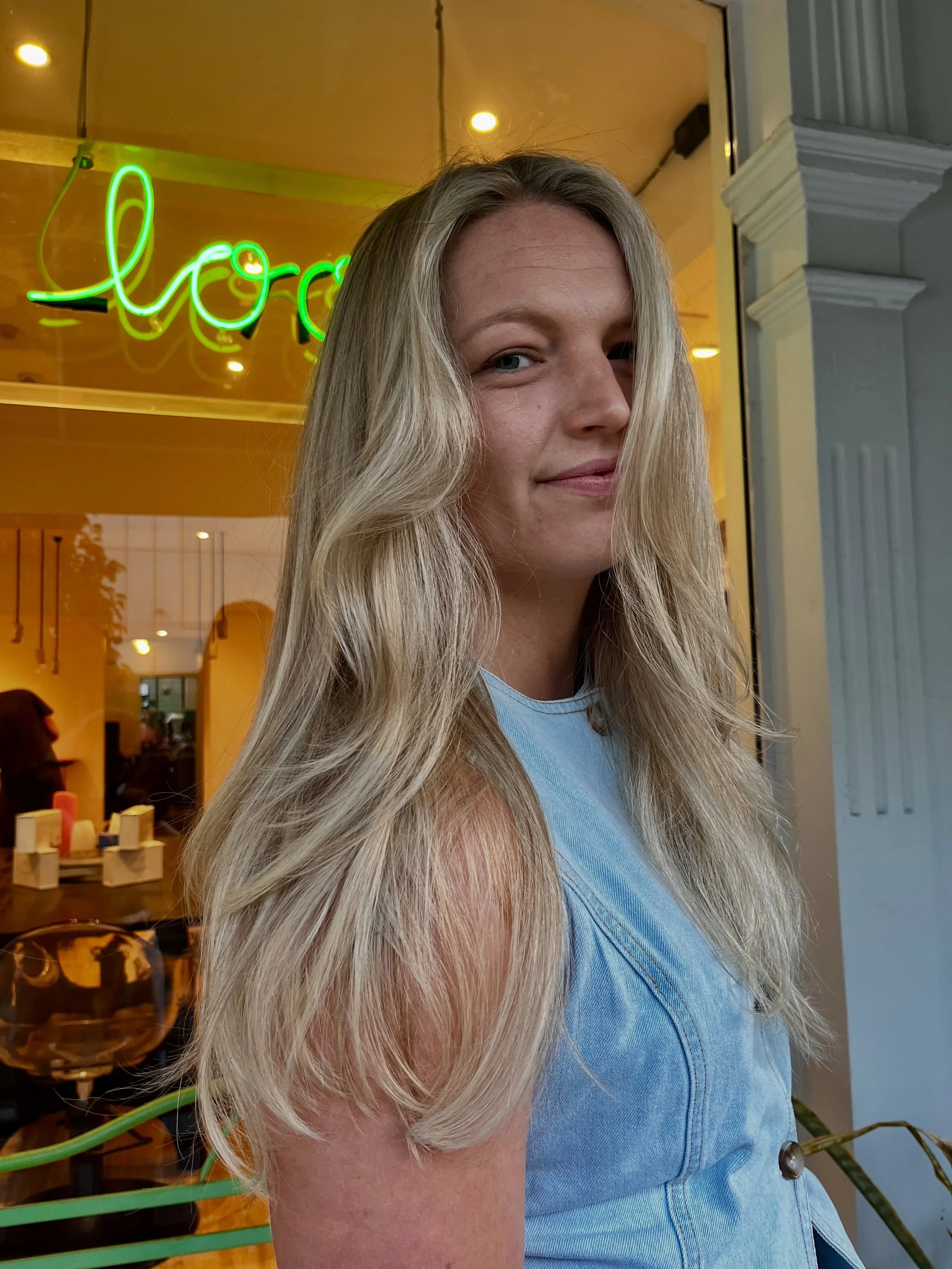 Evening out colour and bringing brightness back! 

Soft waves to finish completing a perfect look 💛 
.
.
.
.
.
#balayage #colourcorrection #hair
