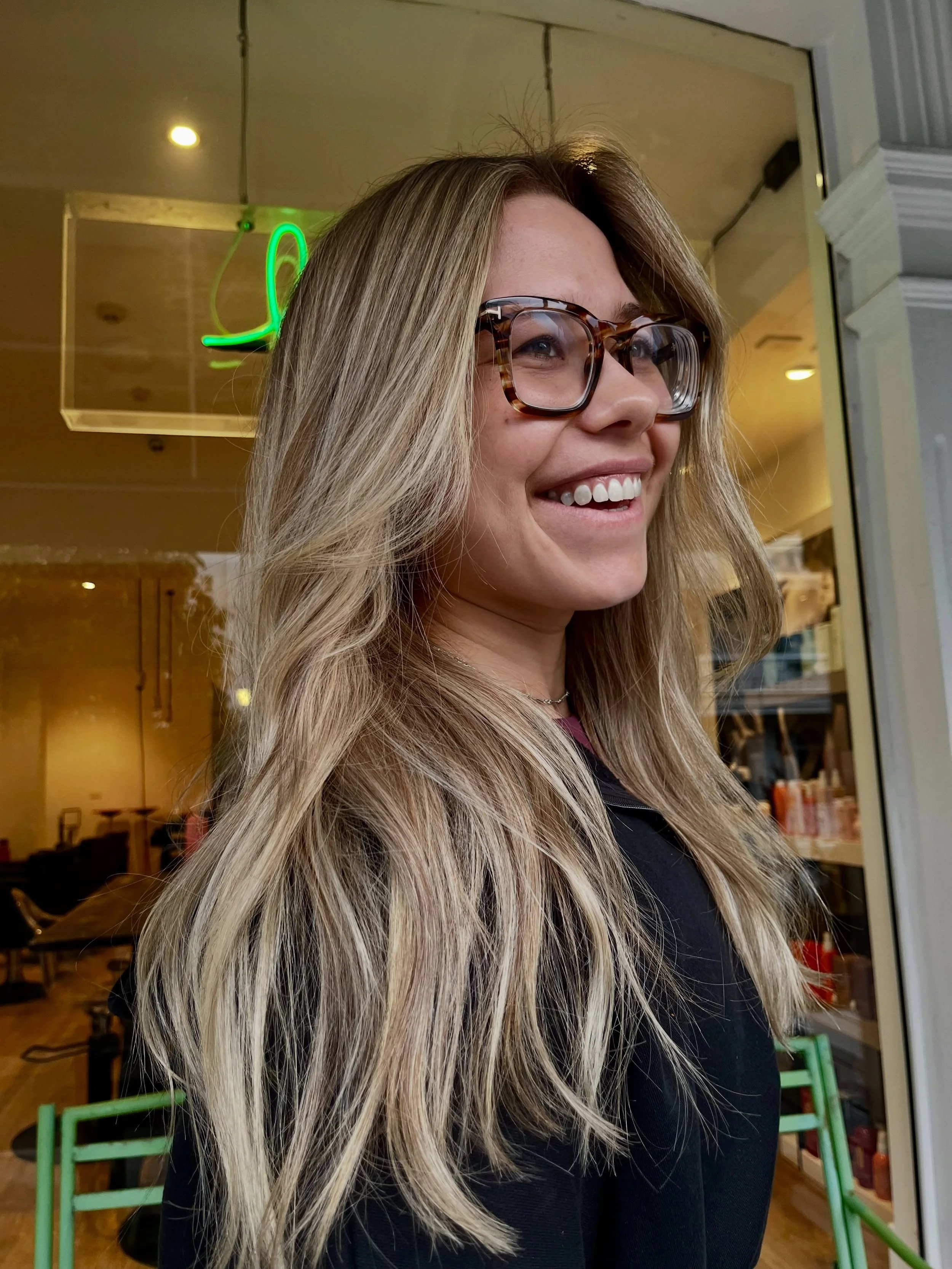 If we had the before photo you wouldn&rsquo;t BELIEVE THIS AFTER! R u kidding?! 

Blended balayage with a mix of lowlights to eliminate harsh grow out lines and create soft lightness! .
.
.
.
.
.
#balayage #colourcorrection #lowlightsandhighlights