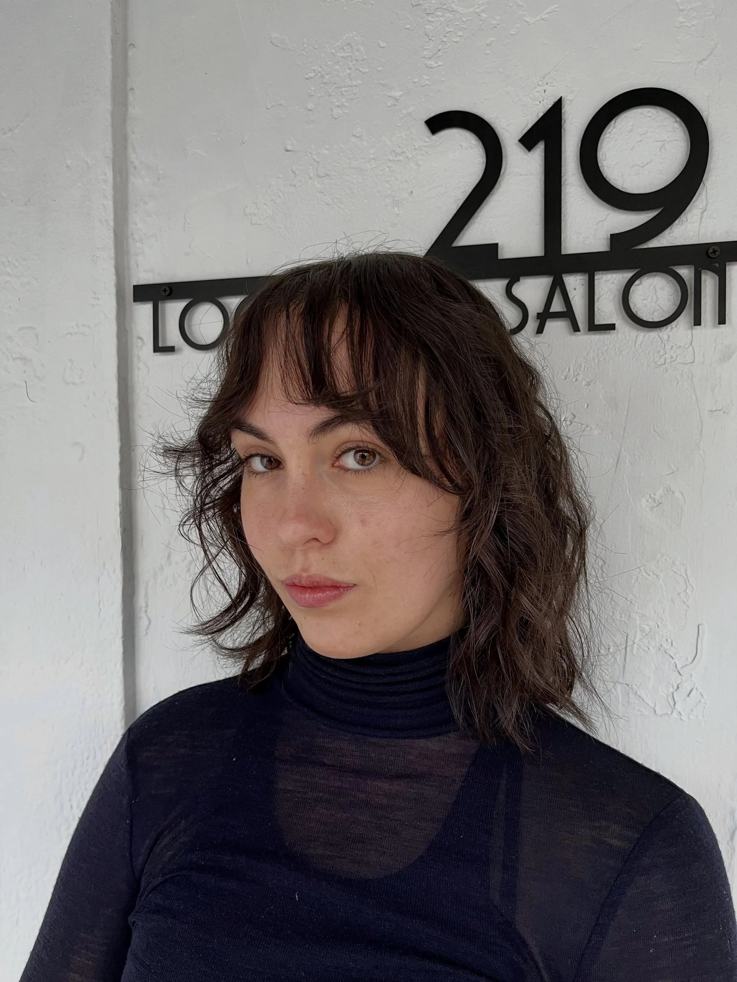 Soft texture. Effortless movement. Plenty of personality. 

Layers in curly hair for optimal texture and movement closing out with a face framing curtain bang 🙌🏻 
.
.
.
.
.
.
#shorthair #curtainbangs #texturehairstyle