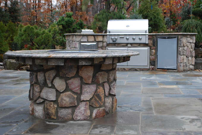 Outdoorkitchen_firepitcombo_455_815.JPG