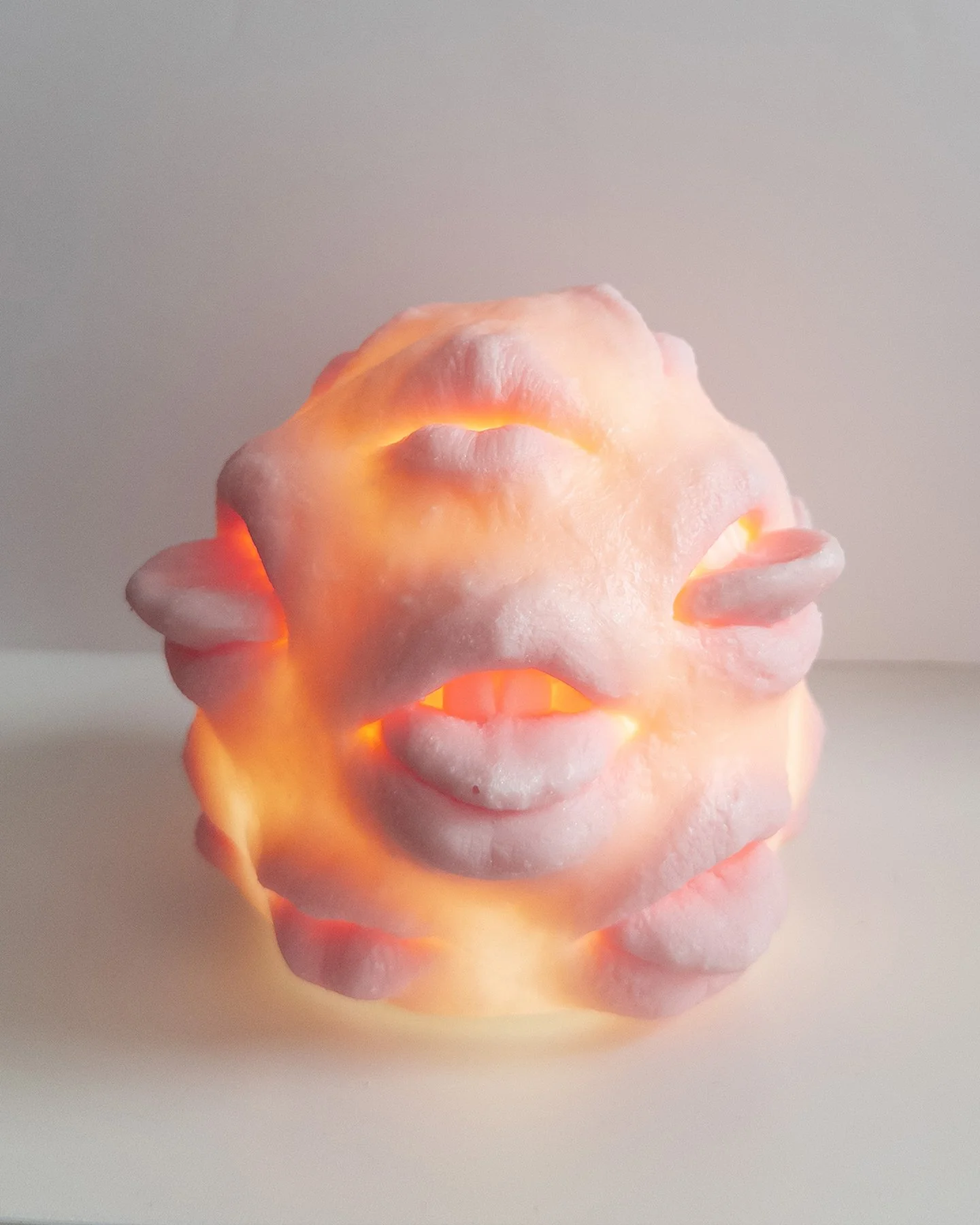 jazharold_minikisslight_pearlescent2_on.jpg