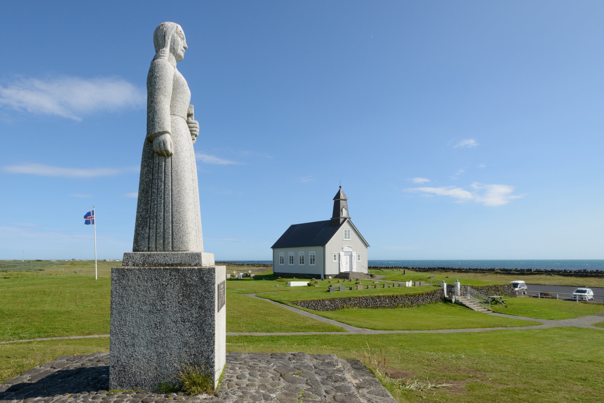Strandarkirkja%2C+stytta+og+fa%CC%81ni.jpg