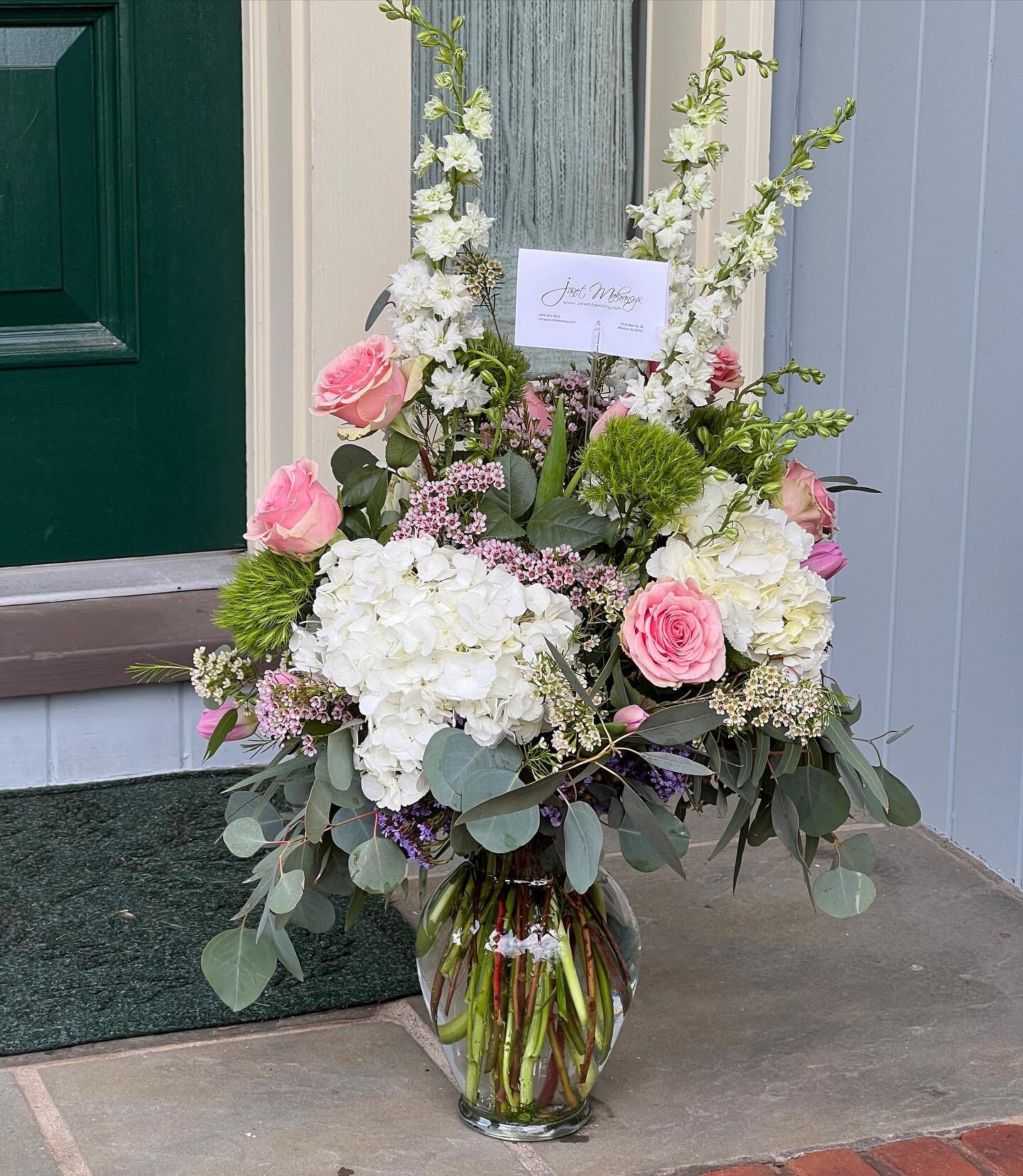 Whew! It is hot out there!
If you are sending flowers in this heat please help coordinate delivery so we can be sure to get the arrangement to your recipient on first attempt. Otherwise we hope everyone is staying cool inside! If you need a floral de