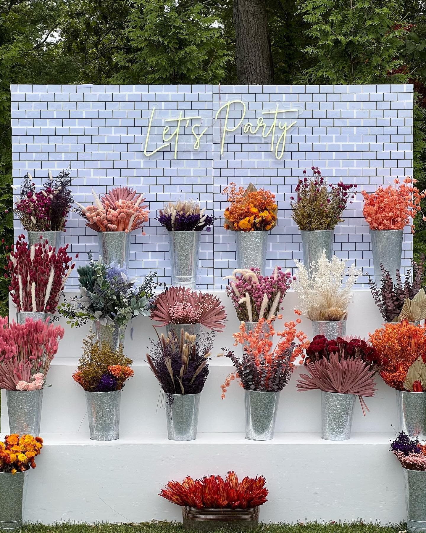 Flower bars have been VERY popular this year. Using dried or fresh flowers guests can put together a bouquet that matches the occasion to take home! It&rsquo;s a great activity that creates memories and adds something interactive in to your event. 
W