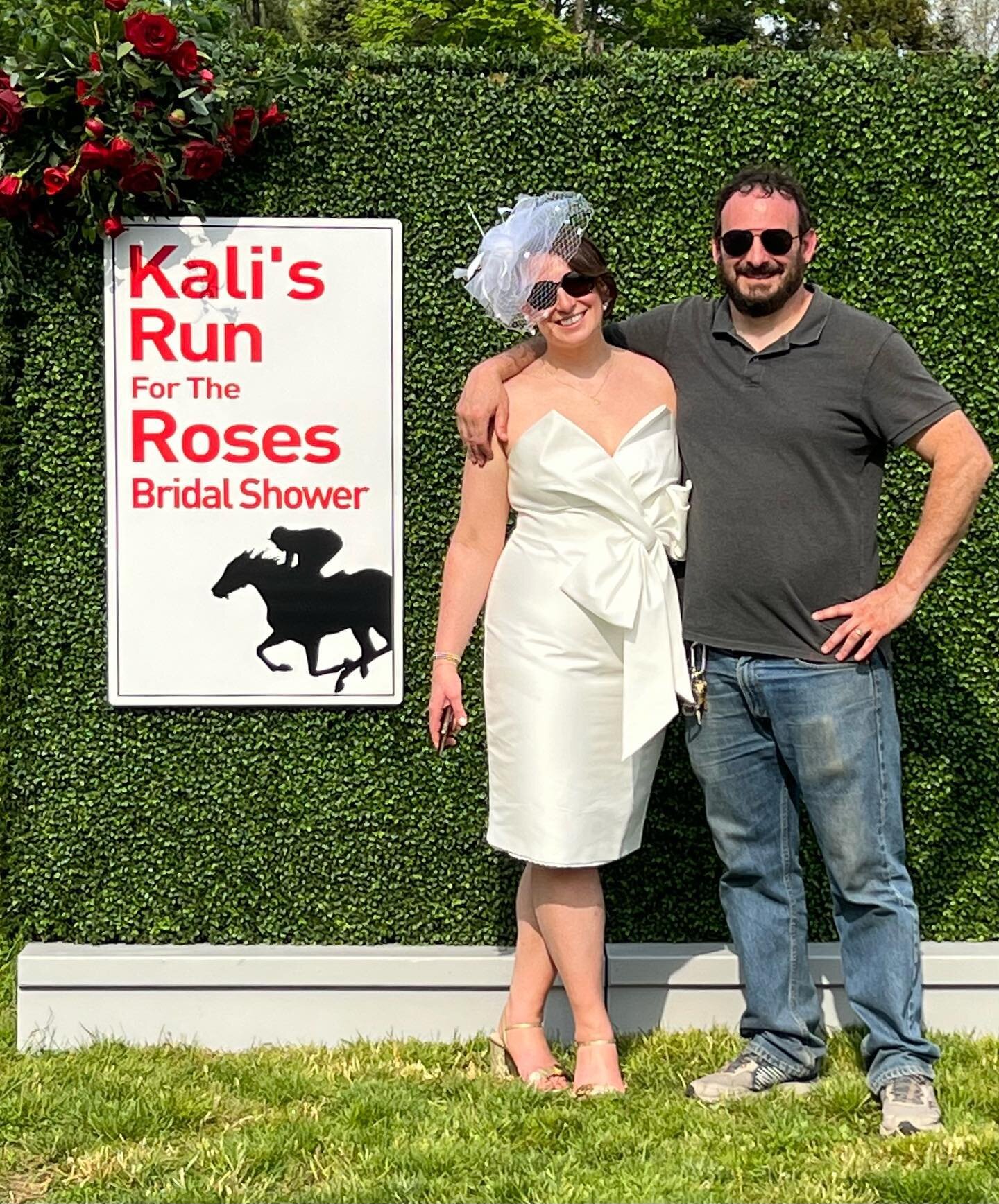 Back in May we celebrated our good friend @hairstylistkali and her upcoming wedding in Ischia, Italy. Since it was derby day we definitely had some amazing mint jelups from @barcartevents and LOTS of roses to commemorate the occasion. 
When Kali star