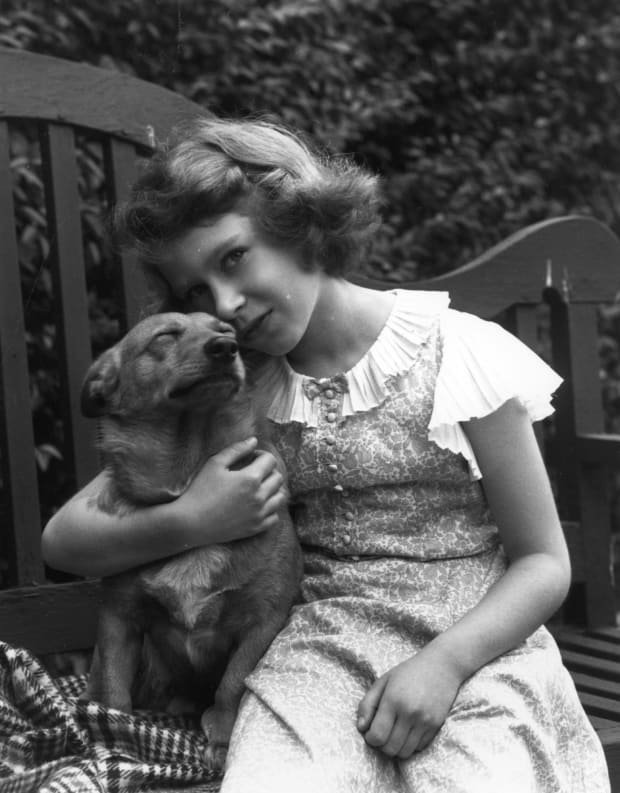 4_princess-elizabeth-in-the-grounds-of-her-london-home-145-piccadilly-with-a-pet-dog-photo-by-lisa-sheridangetty-images.jpg