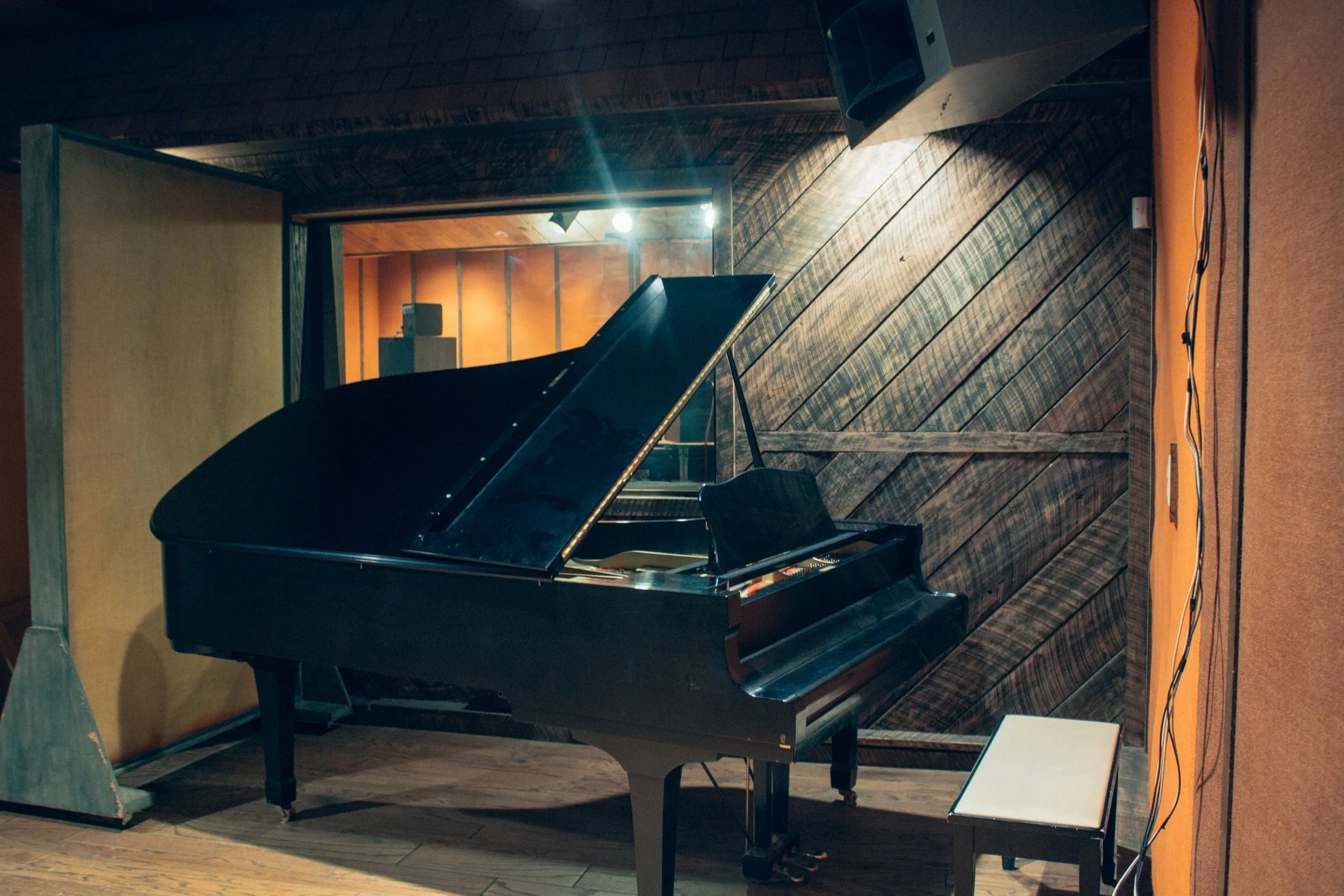 studio-piano-live room