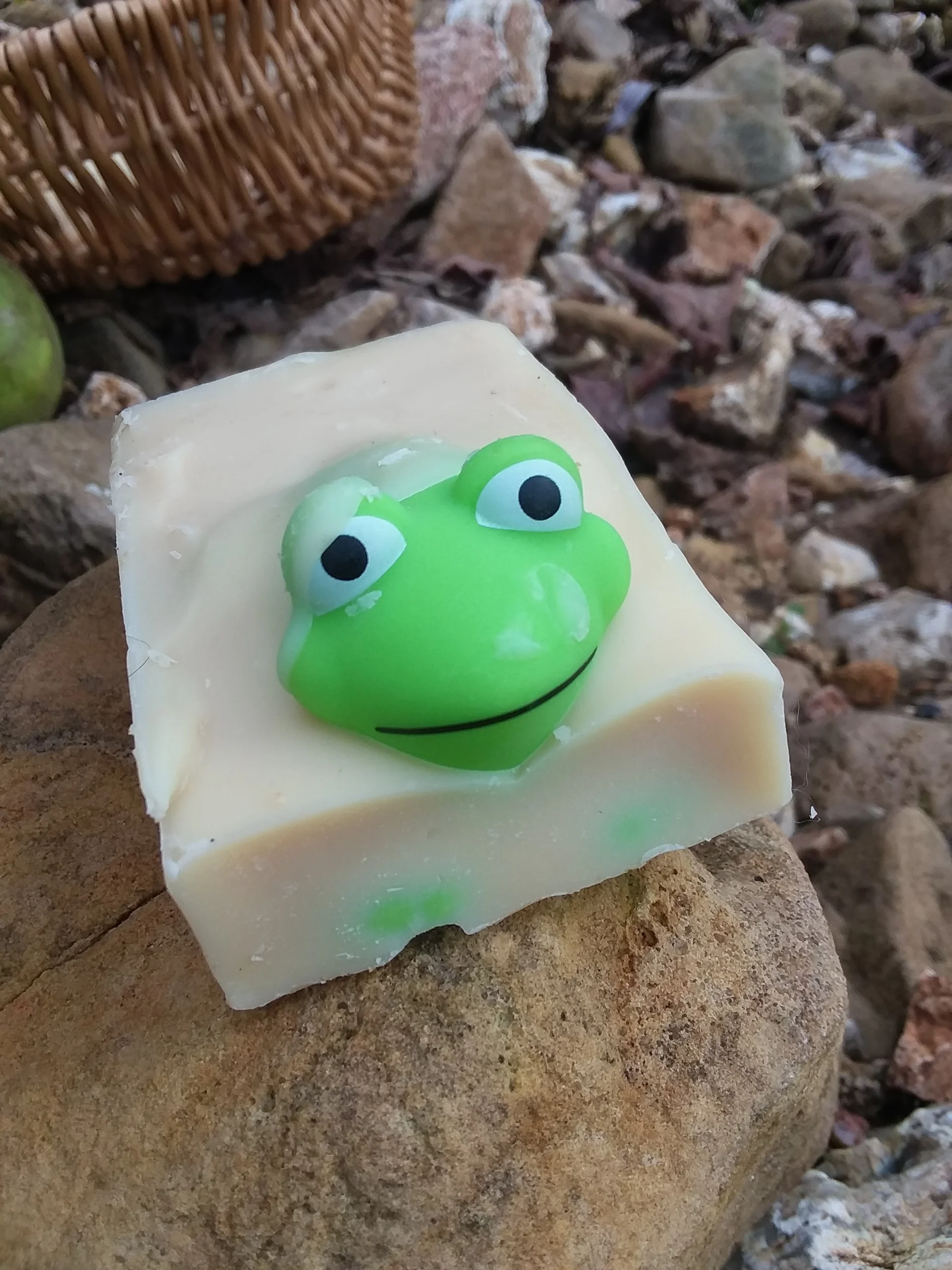Frog water toy inside Soap, approx. 2.5 oz