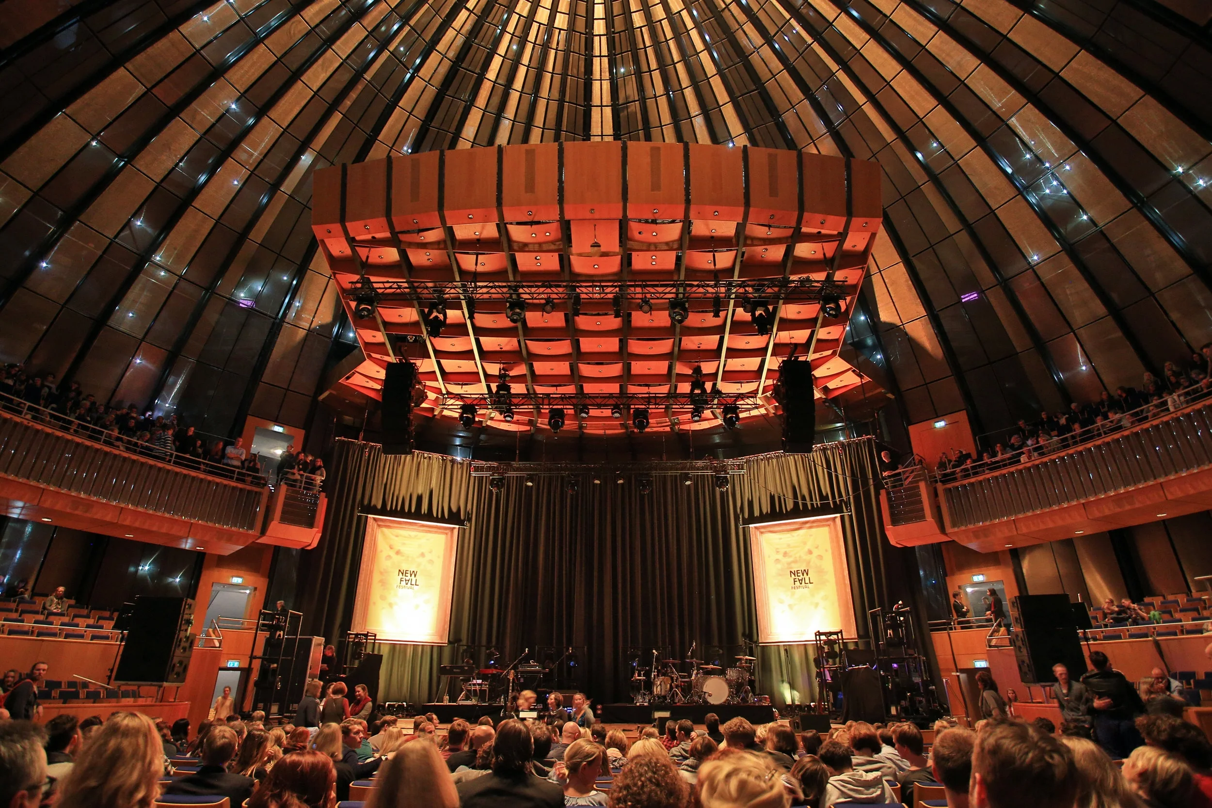 Indoor in autumn: New Fall Festival (here) at the Tonhalle Düsseldorf Photo Credit: Thomas Quack / New Fall Festival