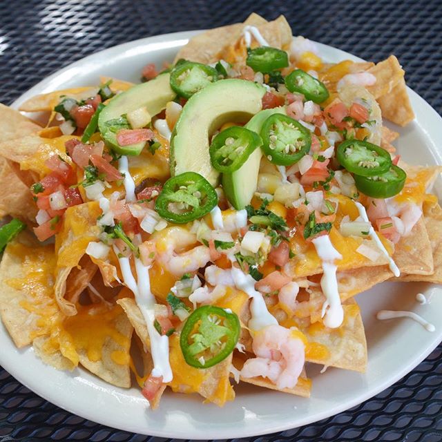 Our new bar menu includes some delicious items such as Shrimp Nachos! Give them a try with one of our rotating craft beers. Remember it's Happy Hour now until 6pm, see you in the bar!! #fishhouseveracruz #shrimpnachos #friday  #tgif #happyhour #north