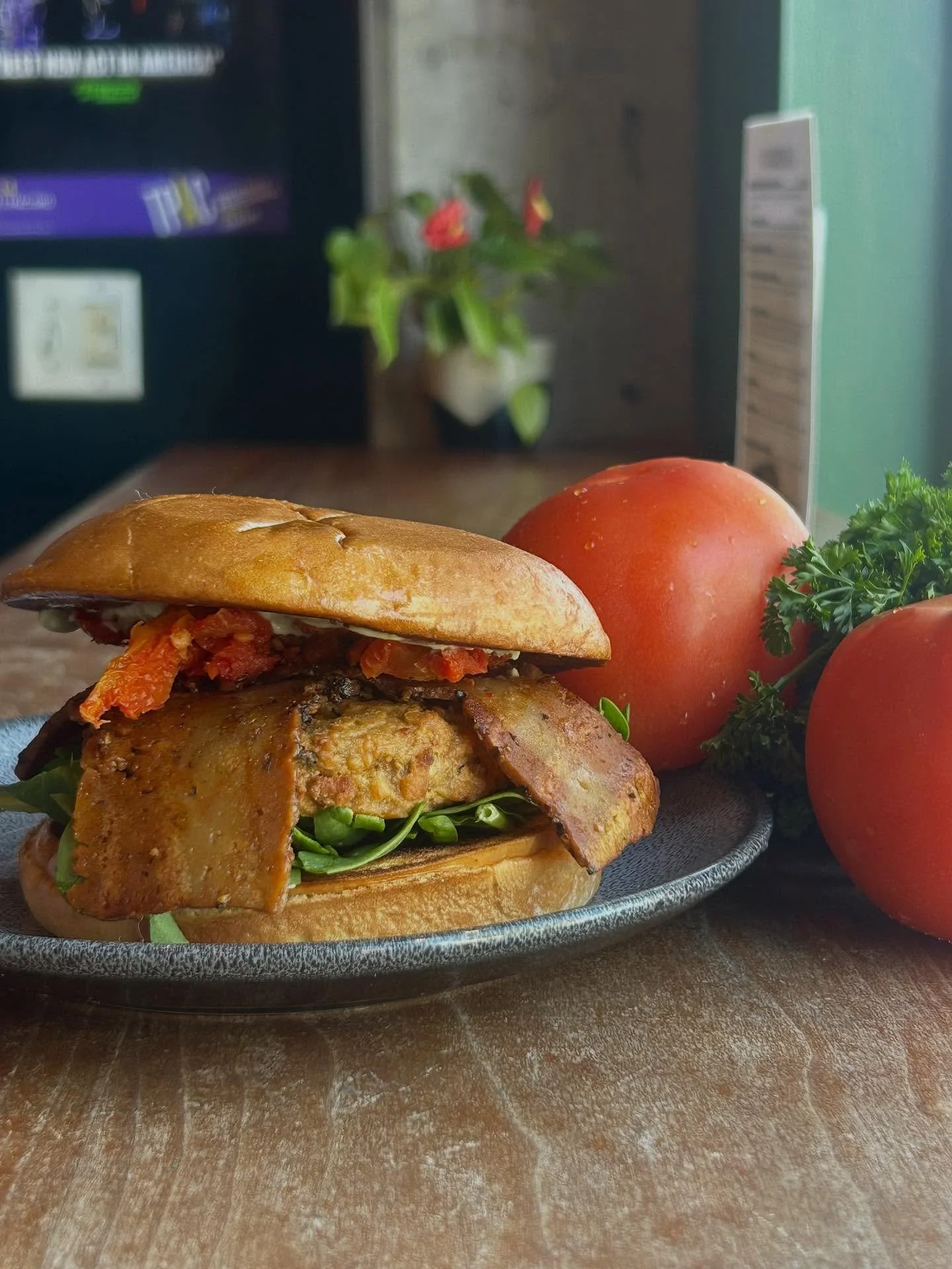 👻BOO! We have a surprise special this week! Come hungry! 
🍅Pesto Chik’n Sandwich:
-fried tofu Chik’n
-pesto aioli 
-sun-dried tomatoes
- @thebehive bacon 
-spinach 
#vegan #plantbased #nashville #vegannashville #nashvillevegan #pesto #