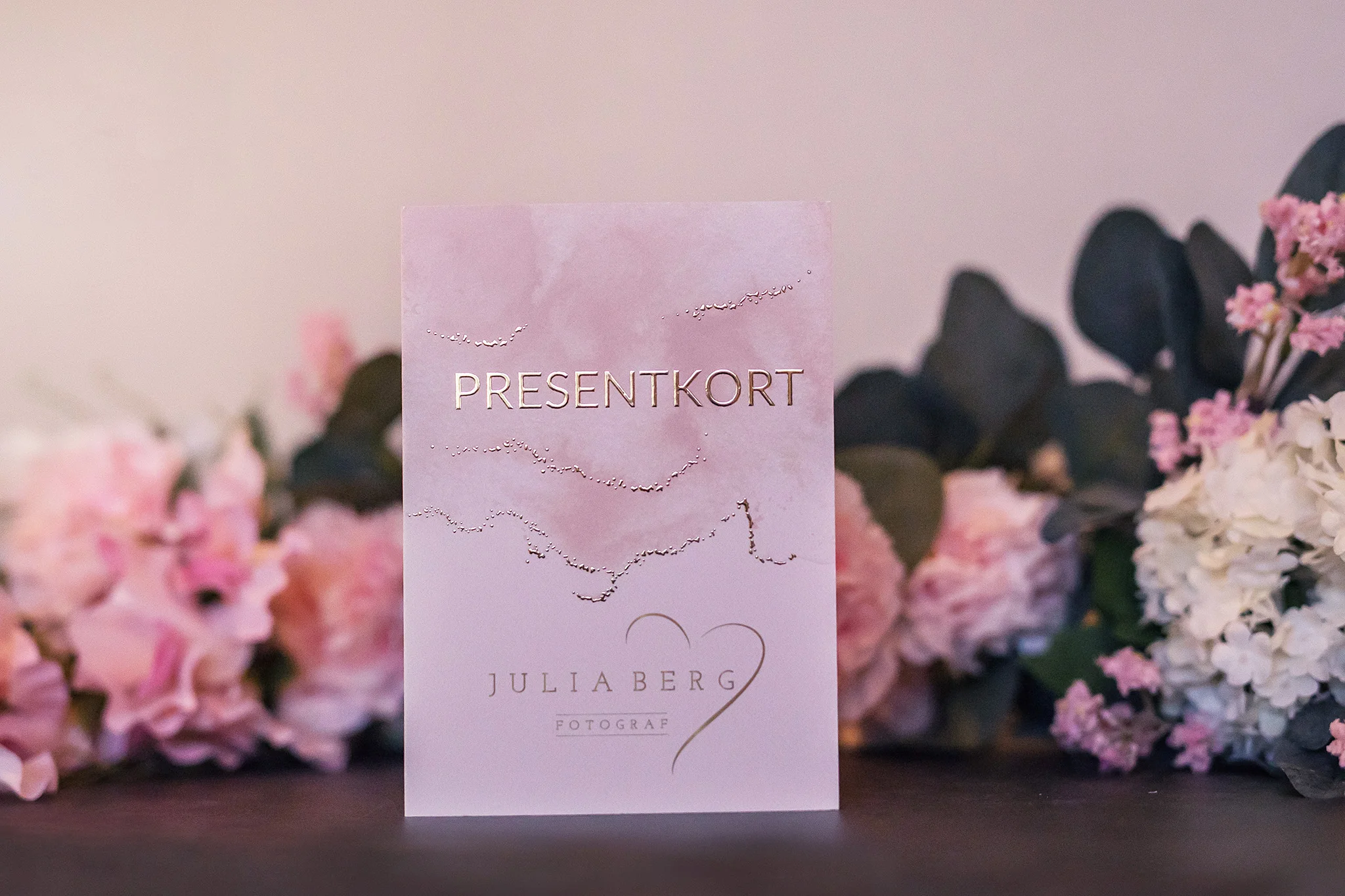 PRESENTKORT Självklart erbjuder jag även presentkort! En garanterat uppskattad present att ge till någon du tycker om, eller att själv skriva upp på önskelistan. Summan väljer du själv, presentkortet skickas med brev hem till beställaren eller direkt till mottagaren.